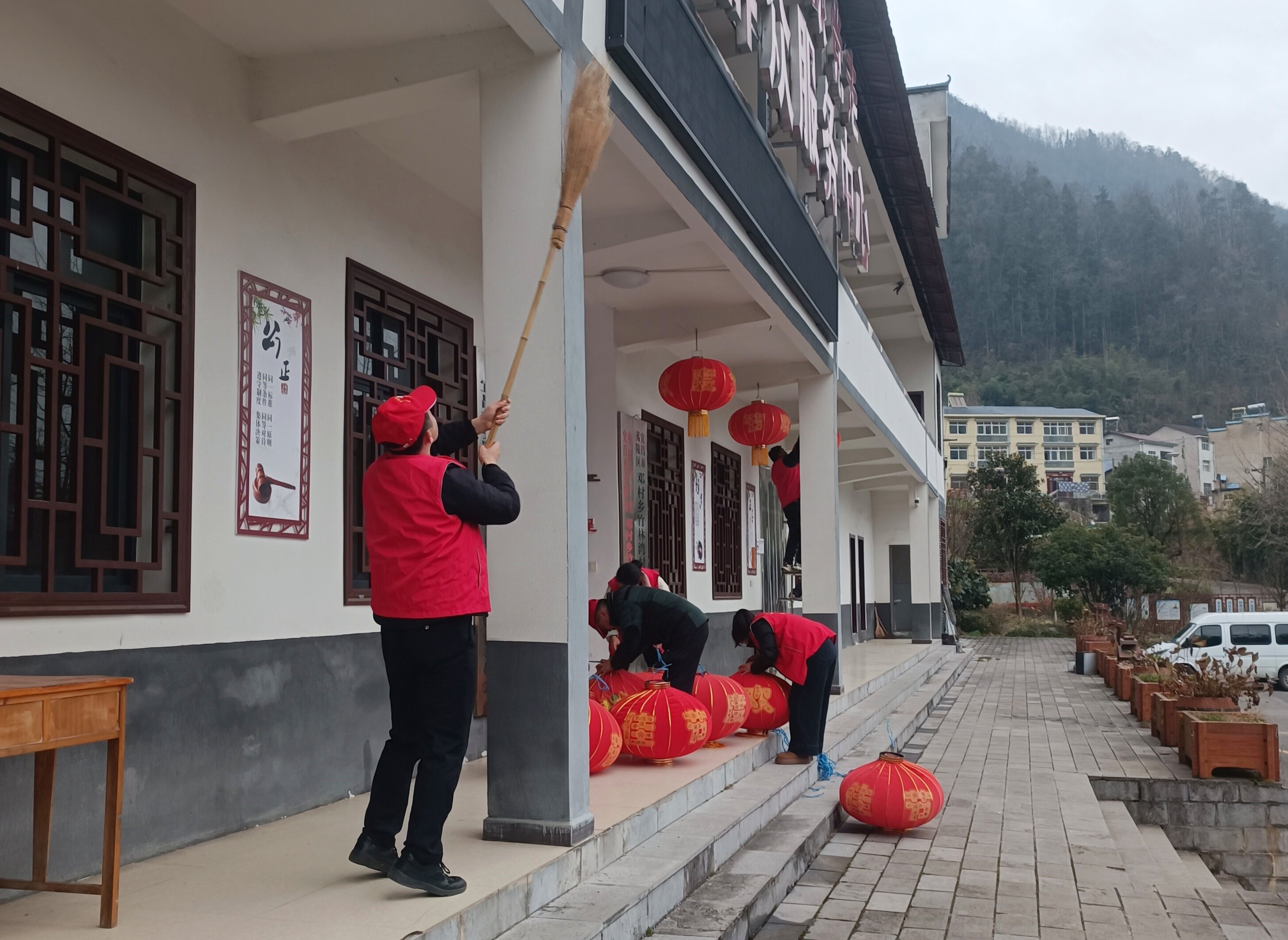 【新时代文明实践】竹林湾村开展迎新春大扫除暨挂灯笼活动