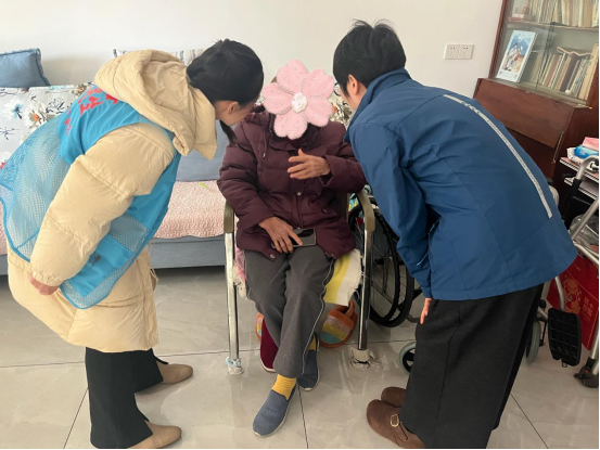 锦江社区：新春送暖进家门 倾心走访显温情