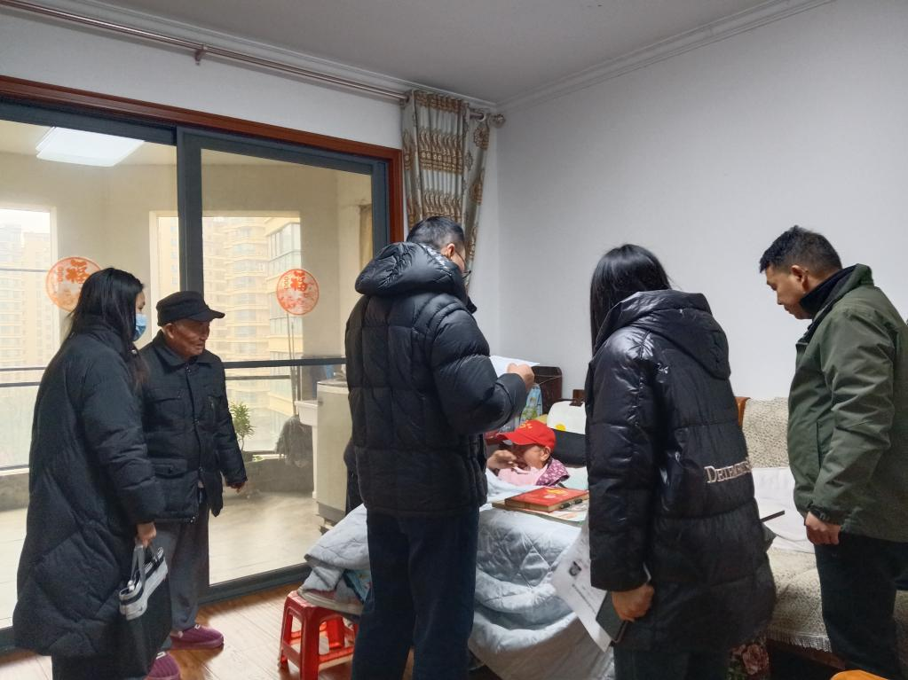 兴安社区：上门鉴定送证到家 便民服务温暖人心