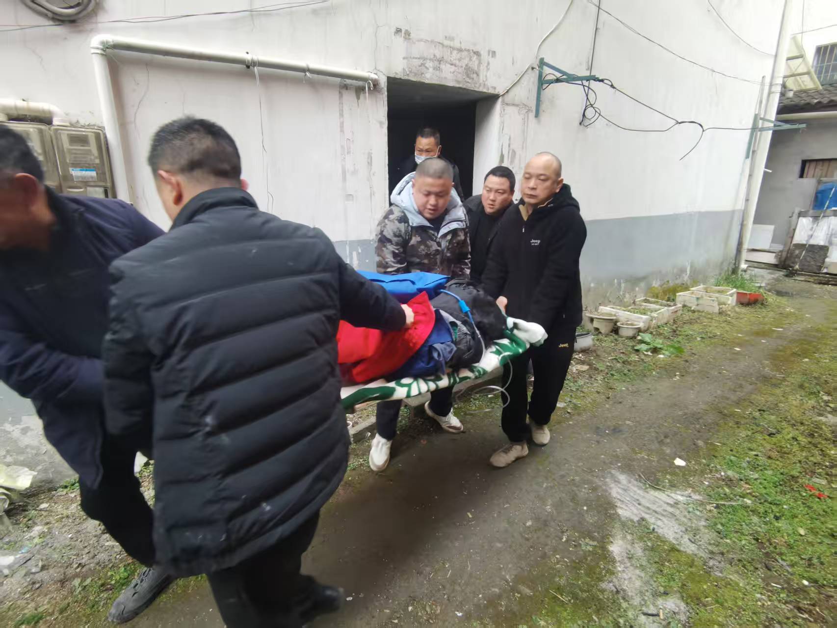 邻里合力  紧急救助暖人心