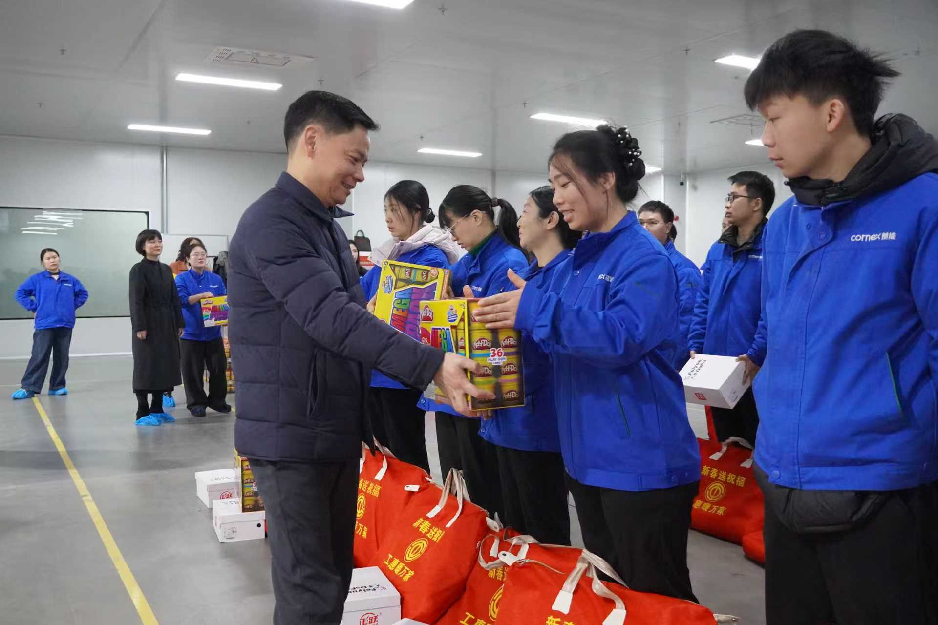 真情暖寒冬 工会伴新春