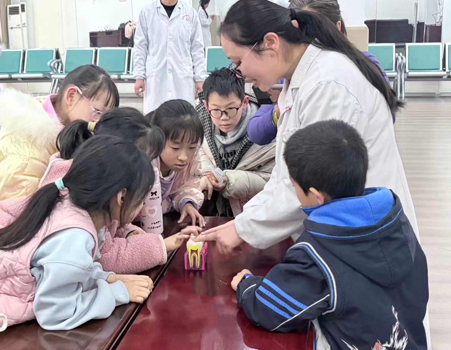 永兴社区：护牙课堂进寒托 健康笑容伴成长