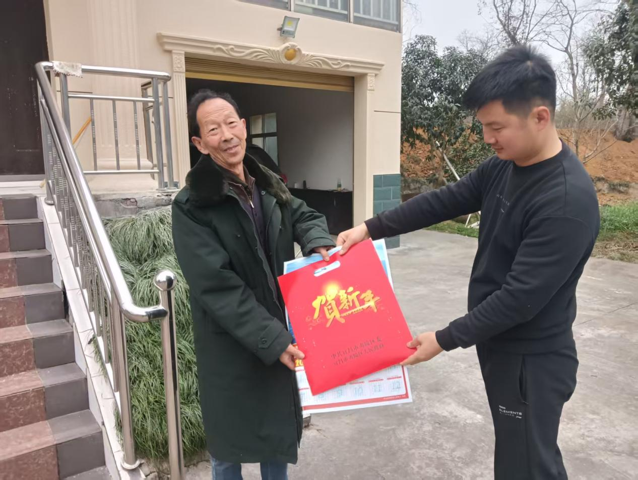 鸦鹊岭镇：情系退役军人 春联送上家门