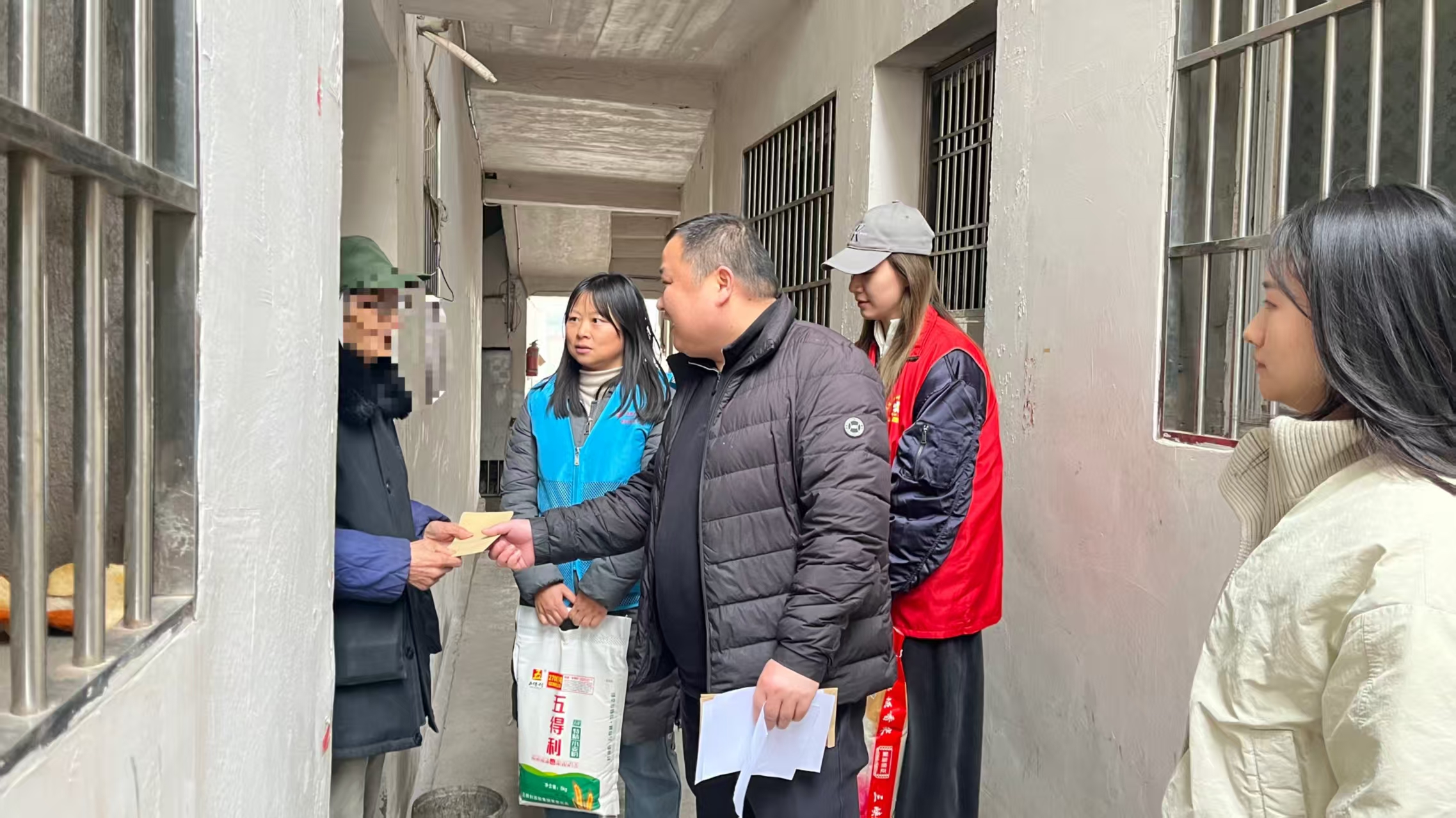 情系百姓送温暖 凝心聚力迎新春