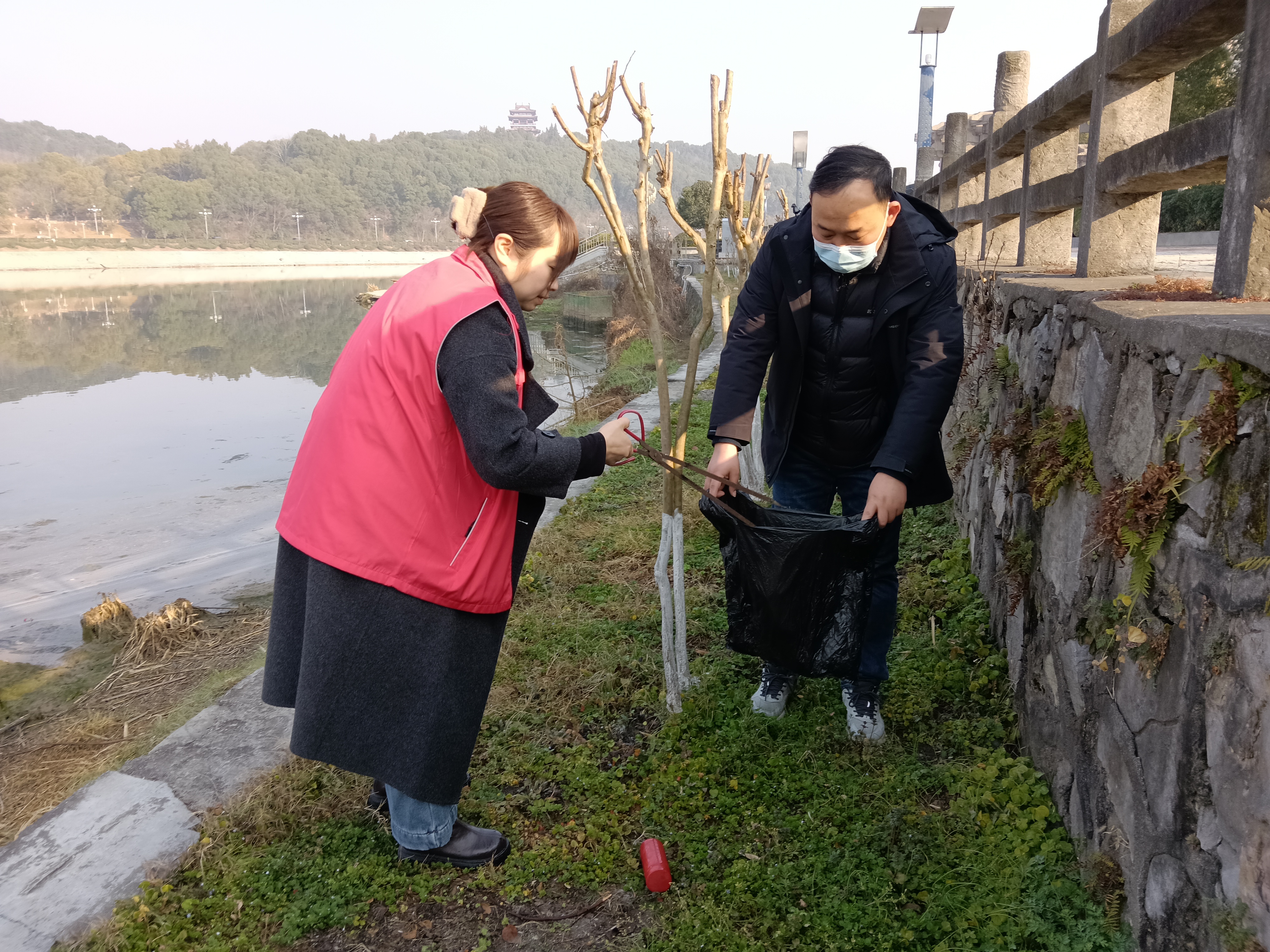 平湖社区：“志愿红”守护“河常清” 碧水蓝天暖年味