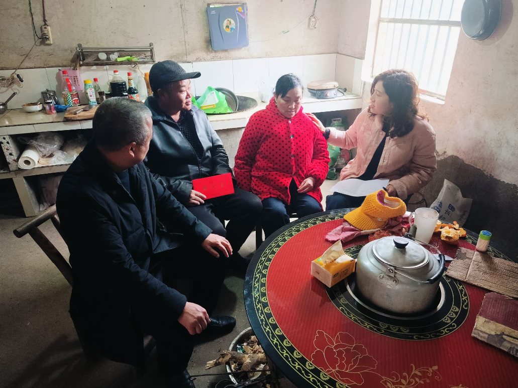 鸦鹊岭镇：新春慰问 情暖民心