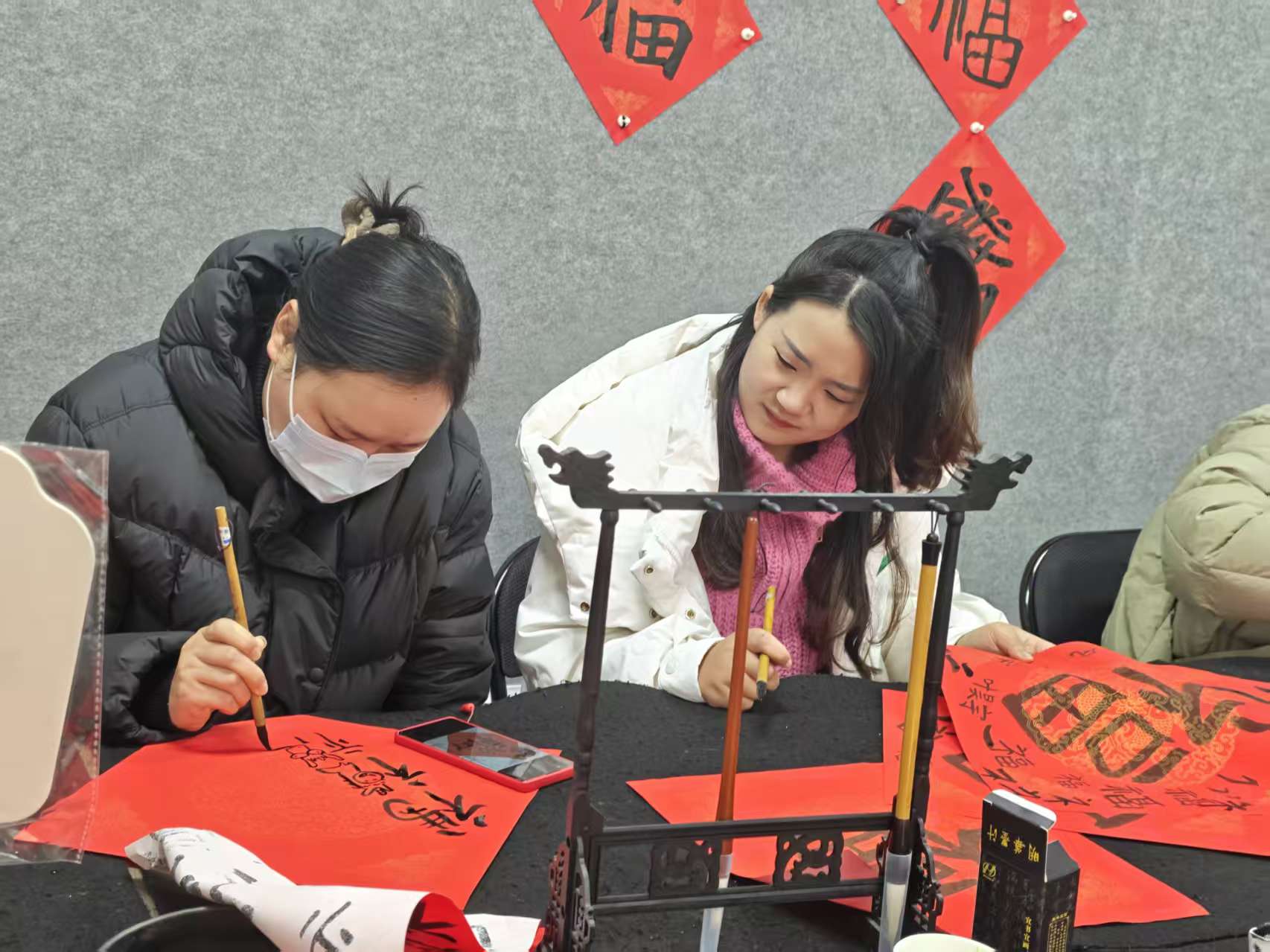 平云社区：社区公益书法课 挥墨写福迎新春