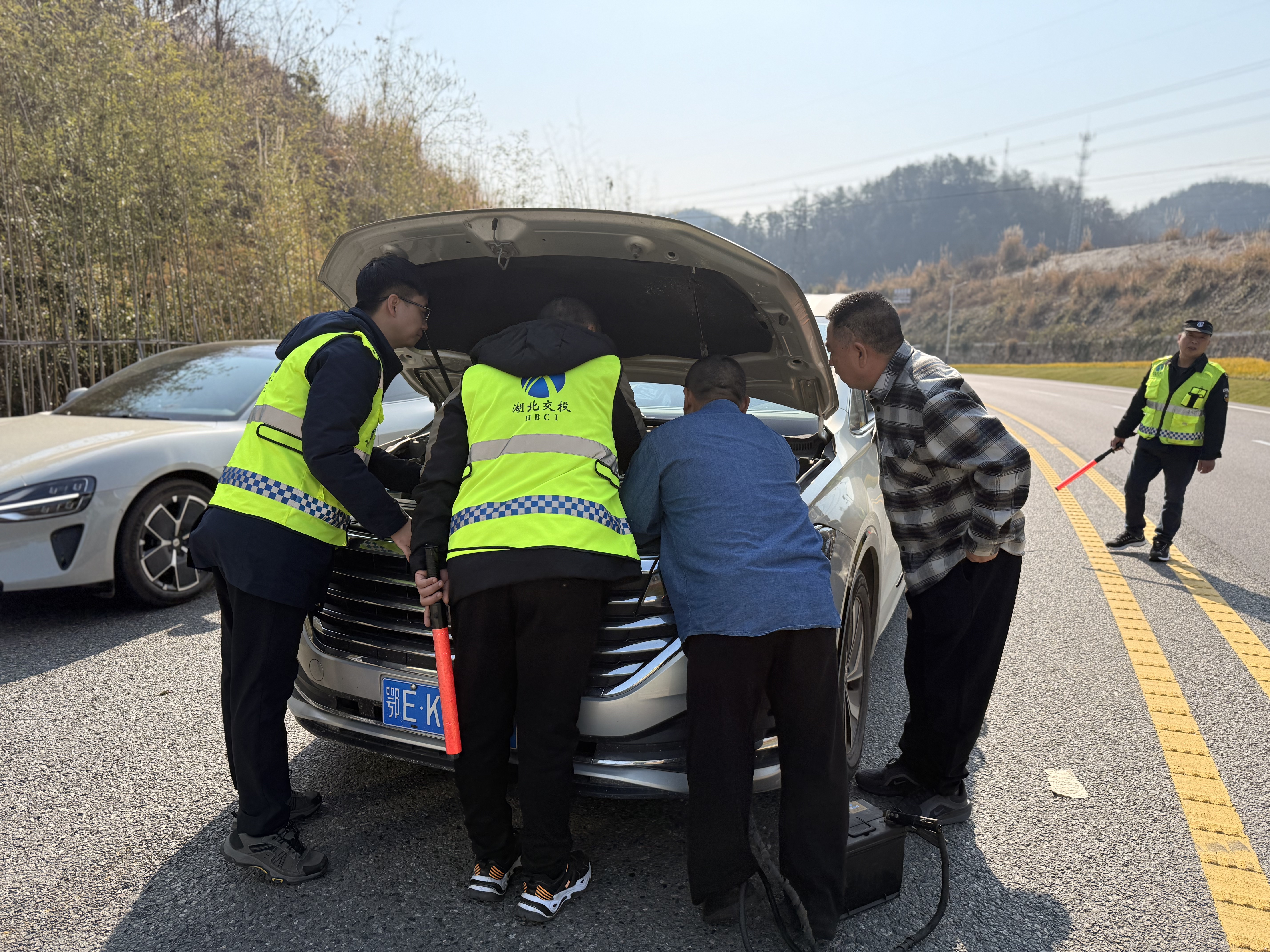 紧急救助故障车辆 暖心护航返程路