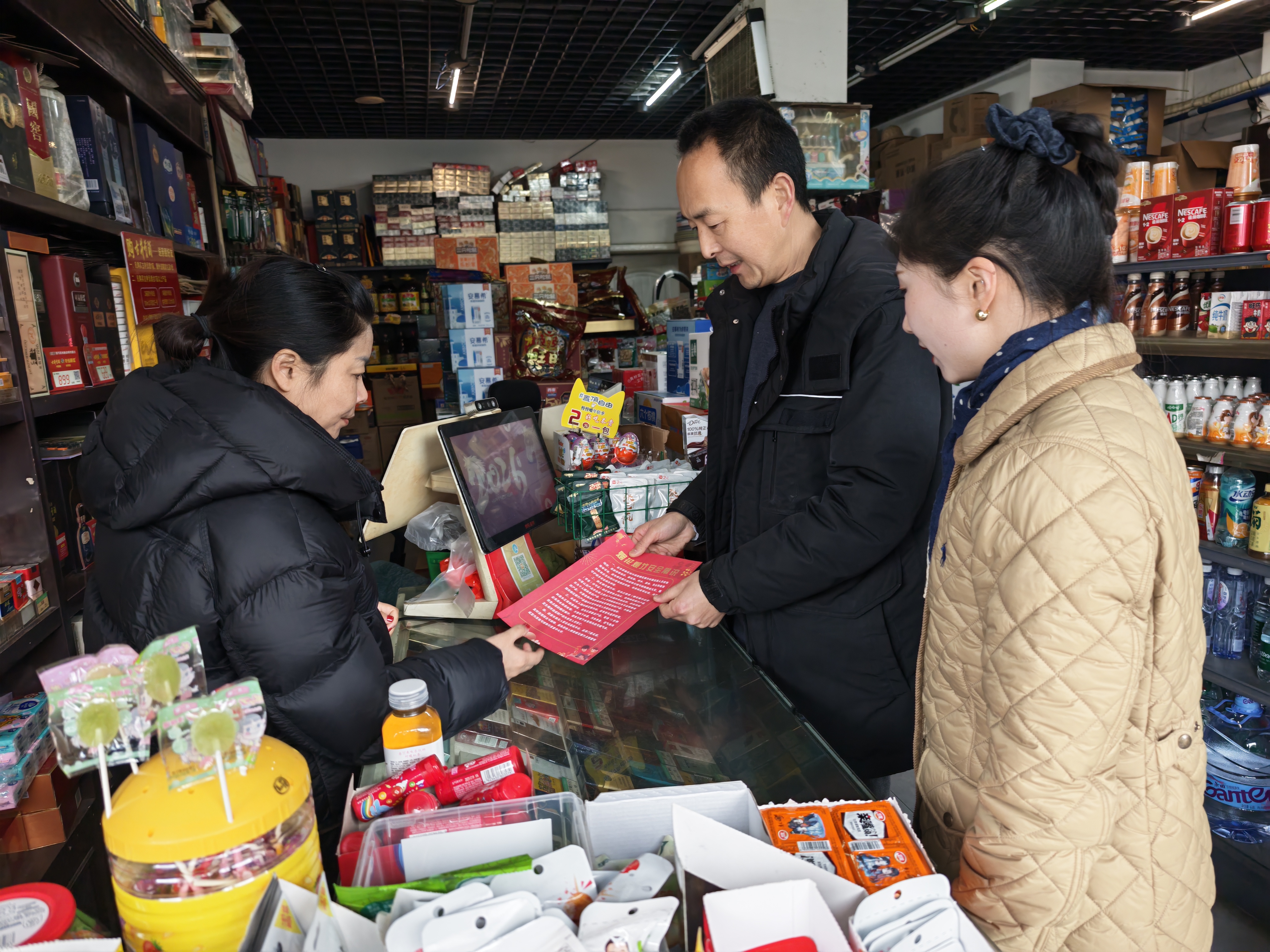 兴安社区：禁鞭宣传进商铺 文明平安迎新年