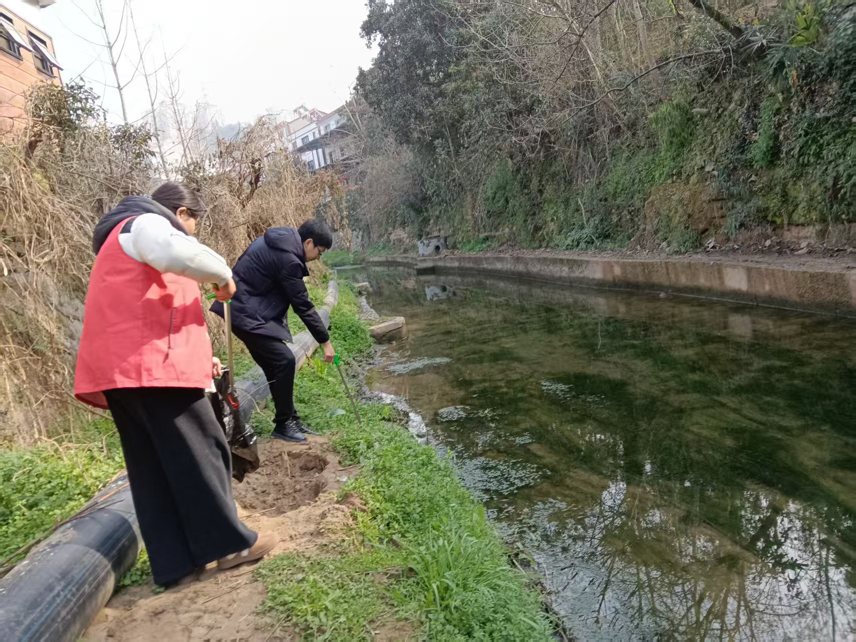 东湖社区开展河道巡查与环境卫生清理行动