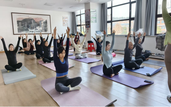 锦江社区：公益瑜伽暖人心 关爱健康“不打烊”