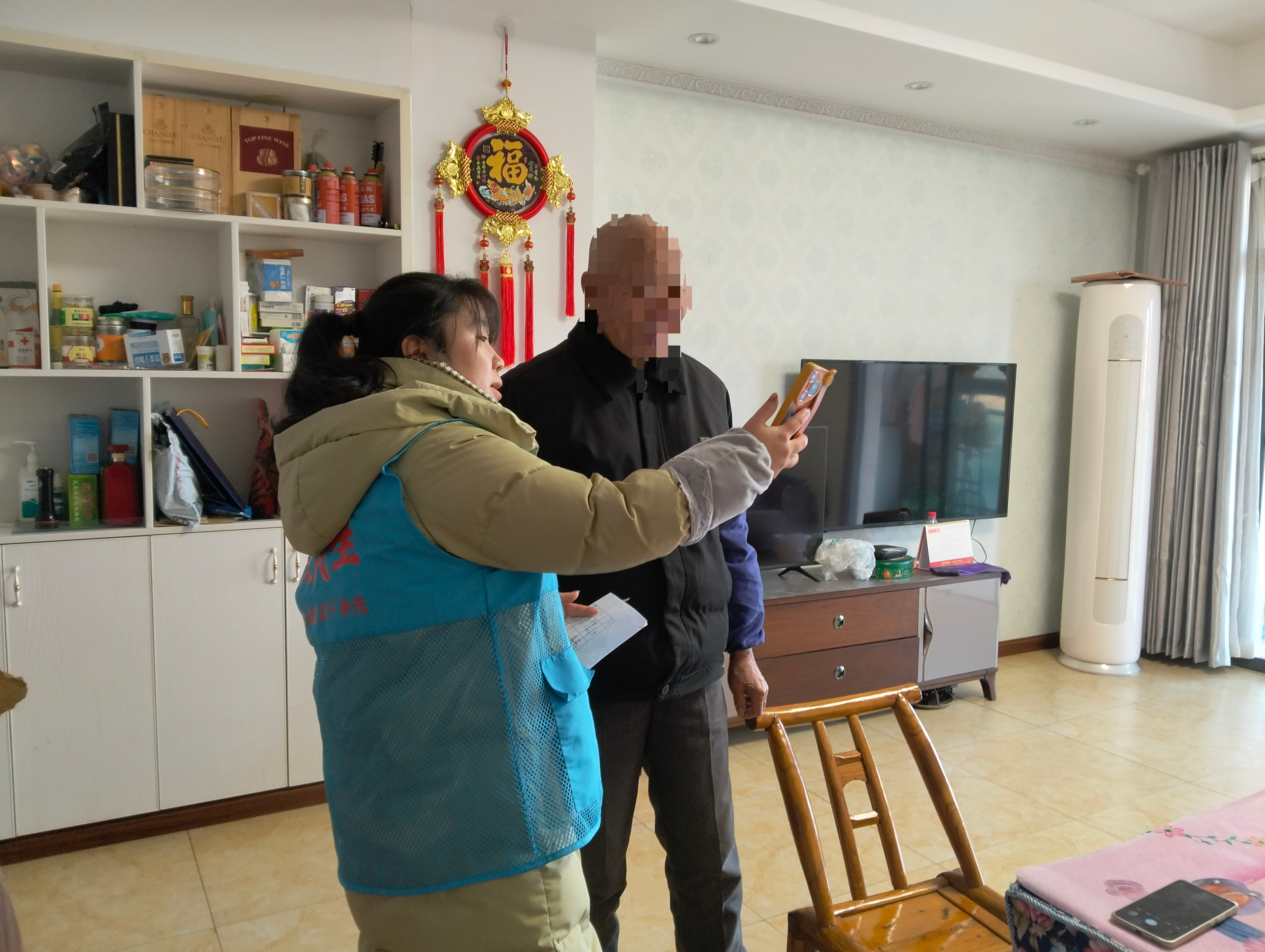 鄢家河村：格格敲门暖人心 节前关爱护安康