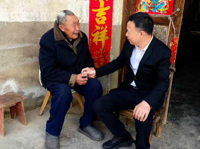 龙泉村：新春送暖显真情  乡贤返乡敬乡邻