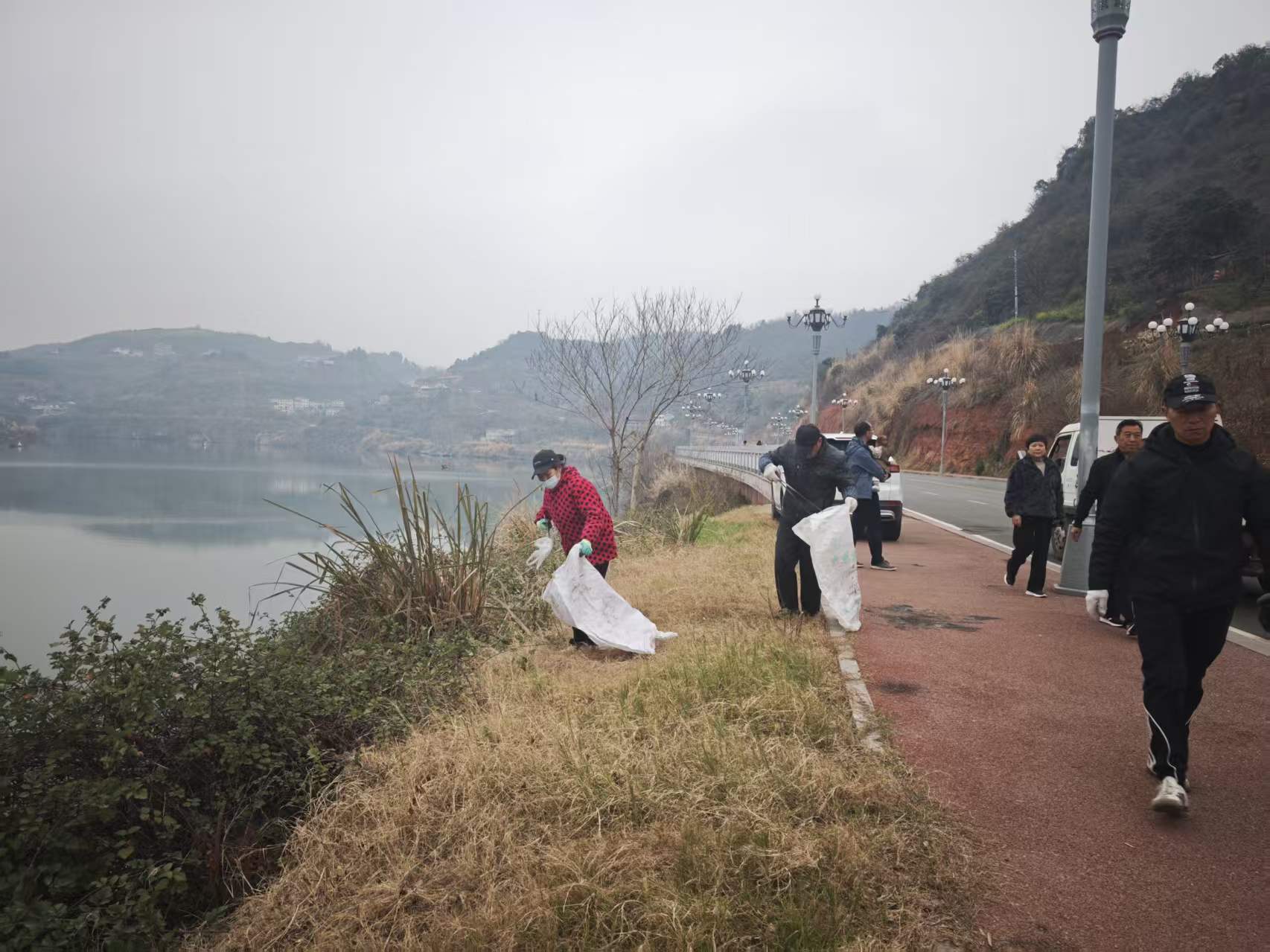 丁家坝社区：清理白色垃圾 守护清水绿岸