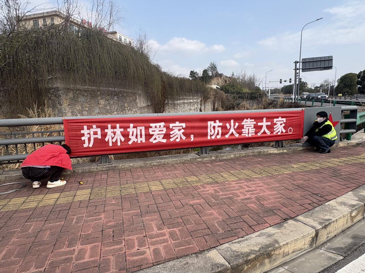 鸦鹊岭镇森林防火宣传长廊“上岗”