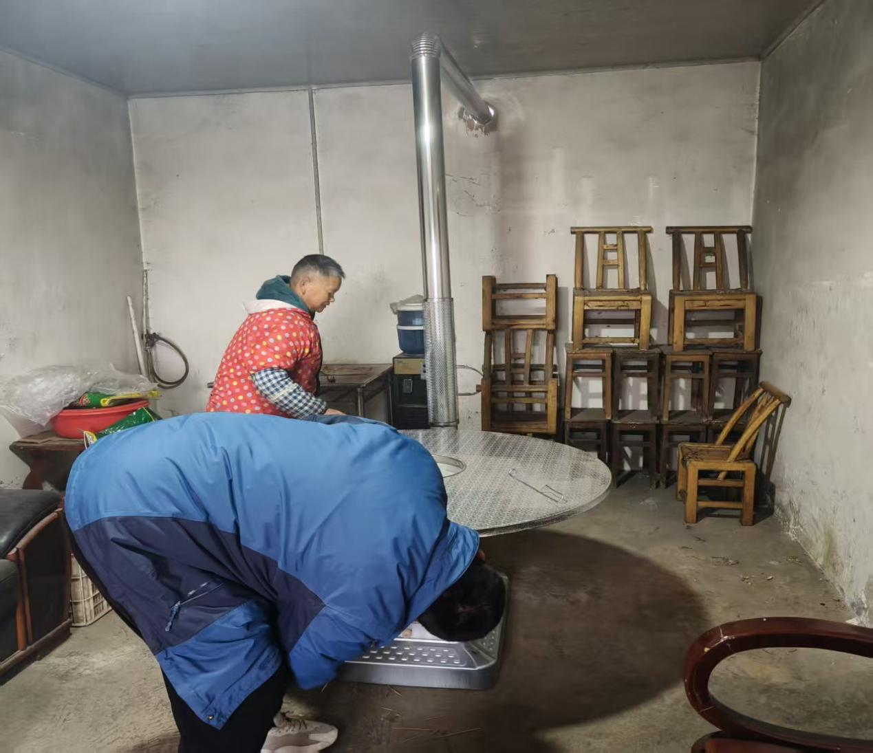 鸦鹊岭镇：暖炉入户暖民心 精准帮扶助振兴