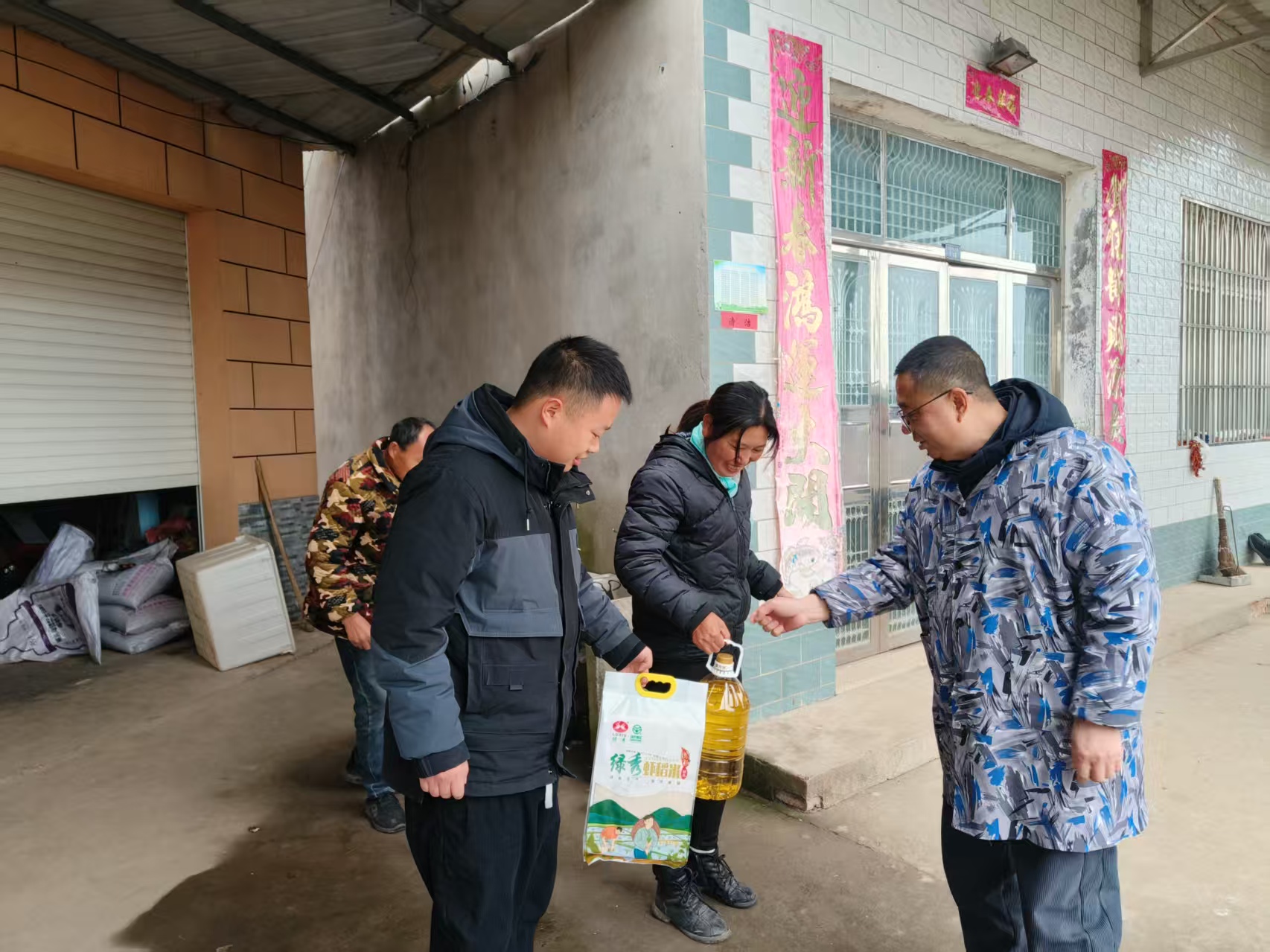 鸦鹊岭镇：寒冬送暖情系万家 精准帮扶共赴新程