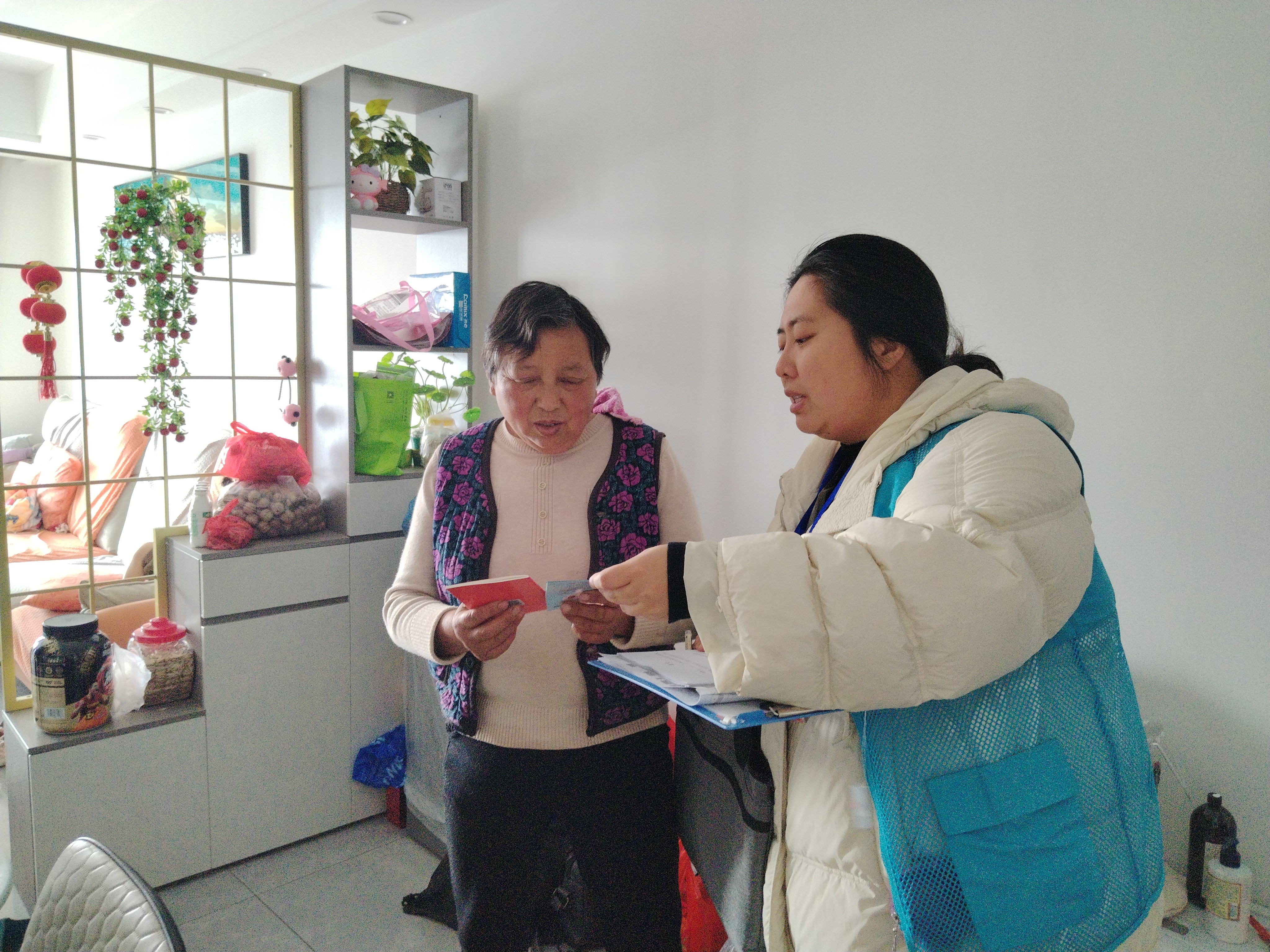 锦云社区：常态化入户访民情 多主题宣传护平安