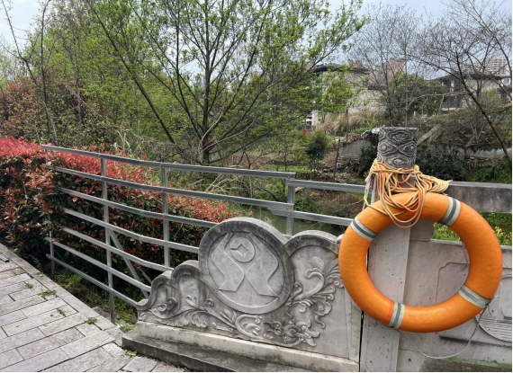 锦湖社区：“揪心路”变“放心桥” 安全护栏筑屏障