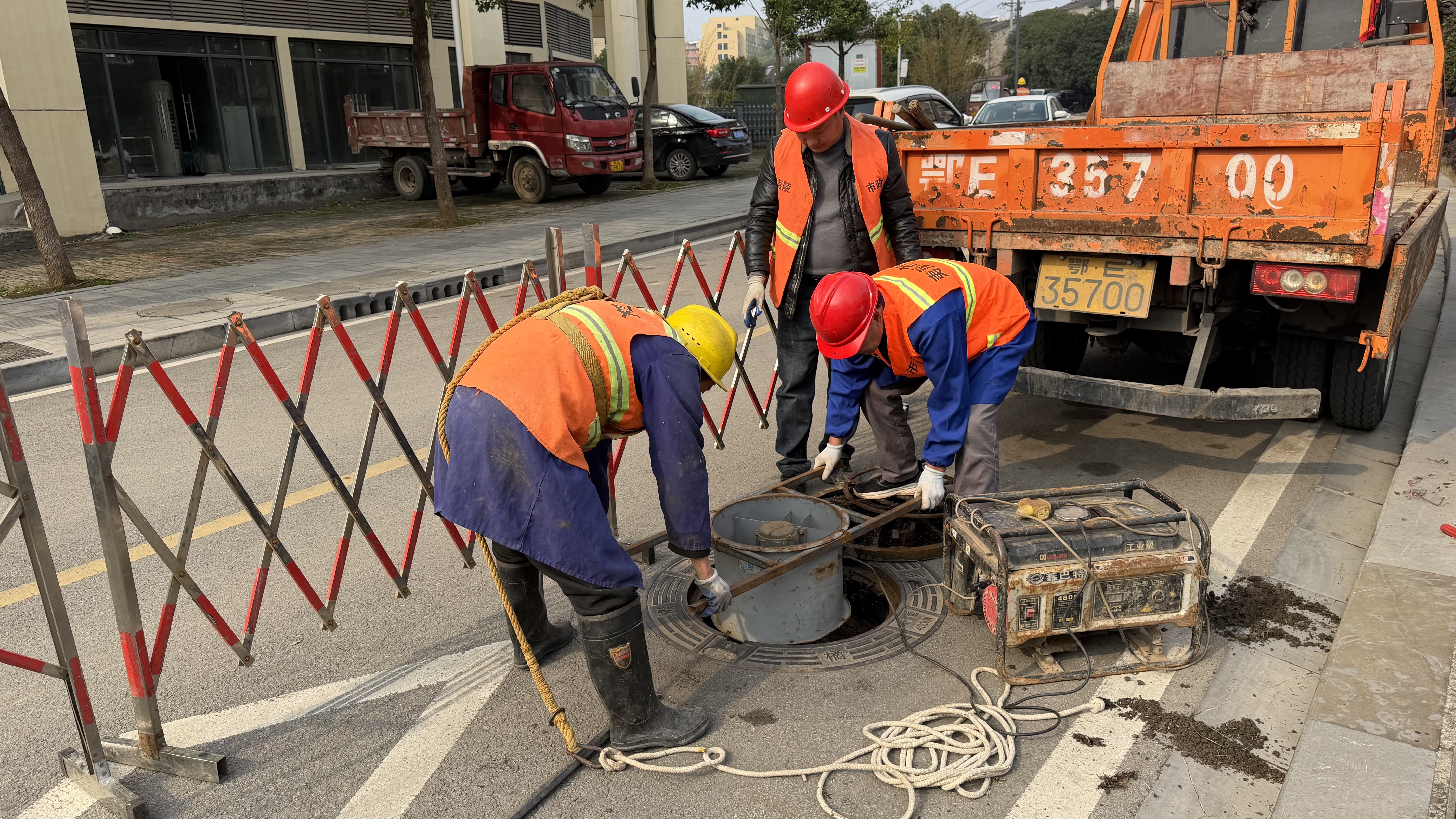 春季清淤护民生 畅通管网保安全