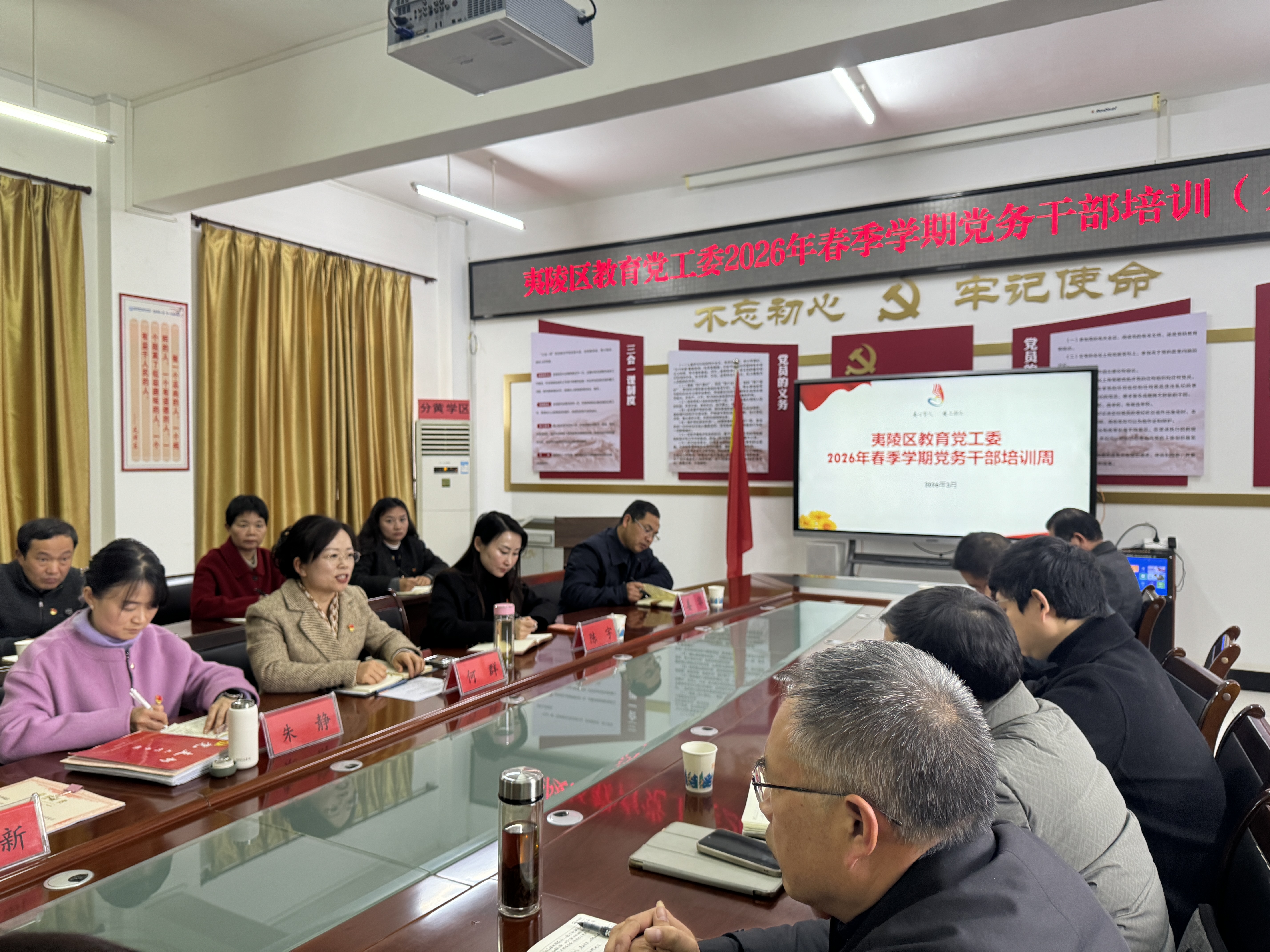 “讲台”搬到校门口，“定制”送到心坎上