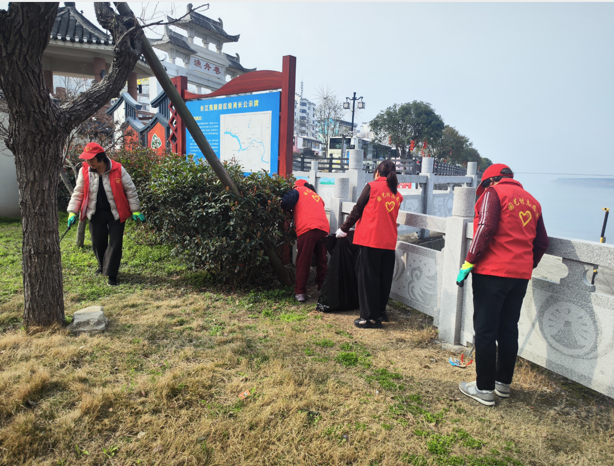 别样三八节 巾帼绽芳华——三斗坪镇园艺村志愿者美化江岸守护绿水青山