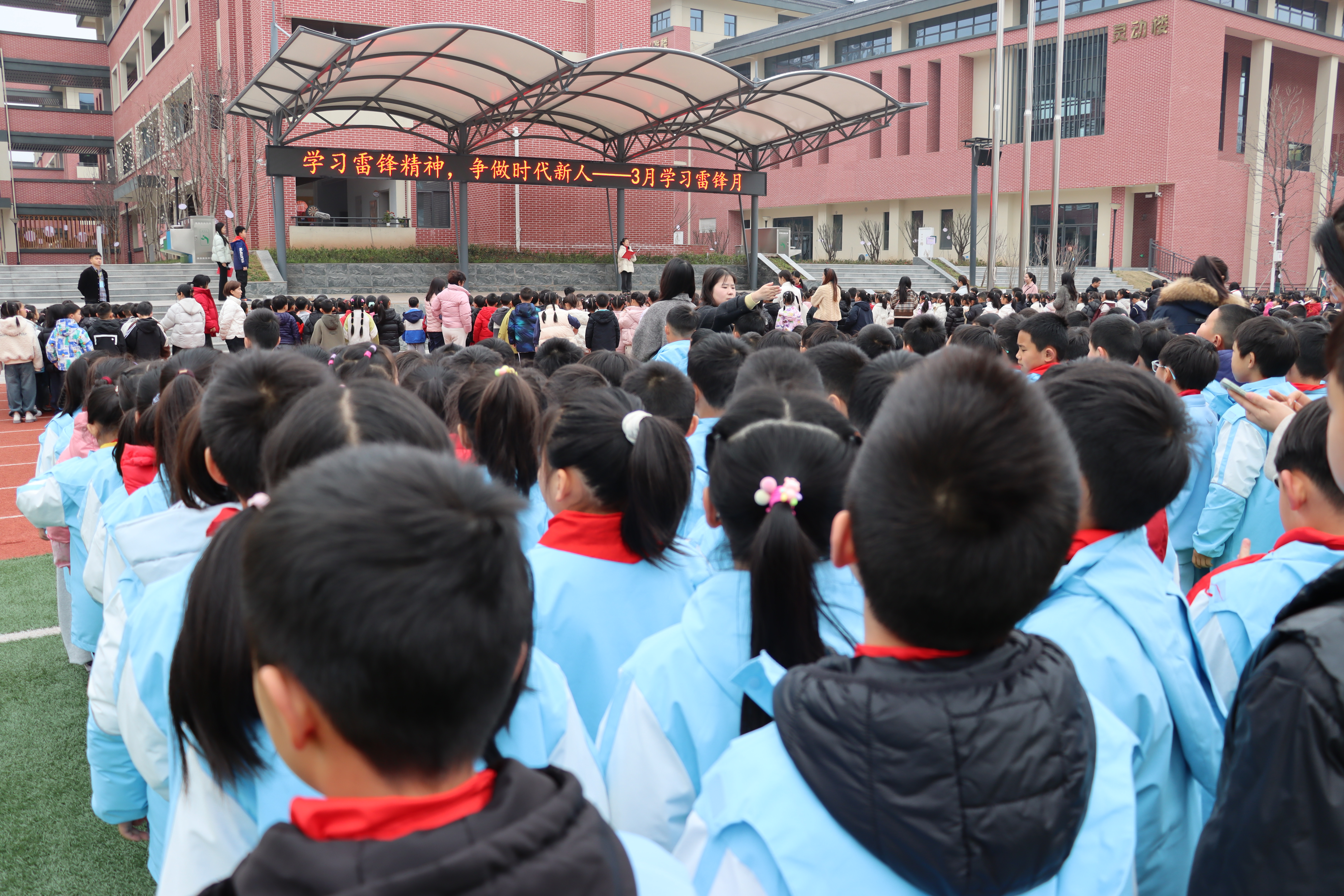 平湖小学：三月春风润桃李，追“锋”少年树新风
