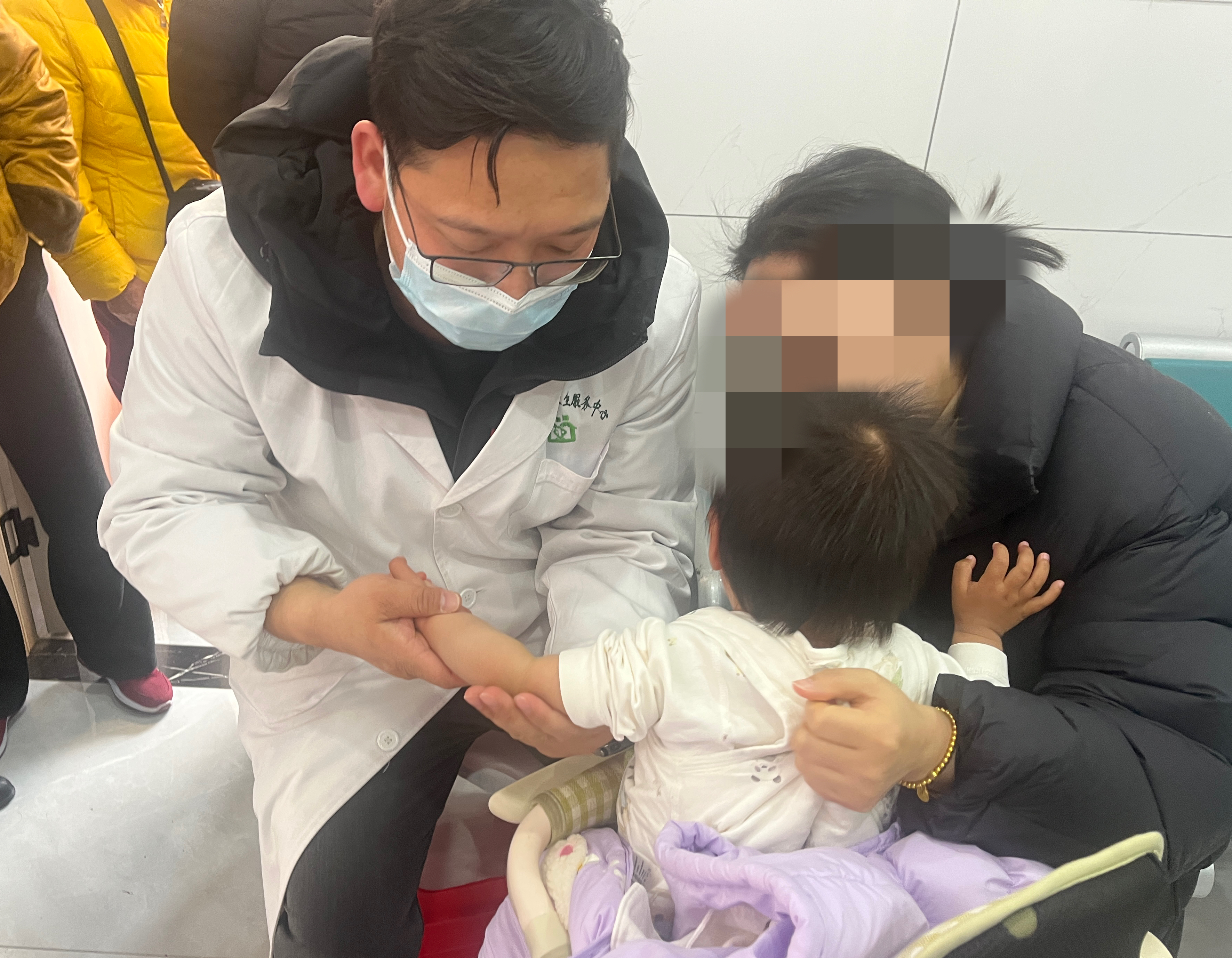 妙手一托复位快 仁心细护稚童安