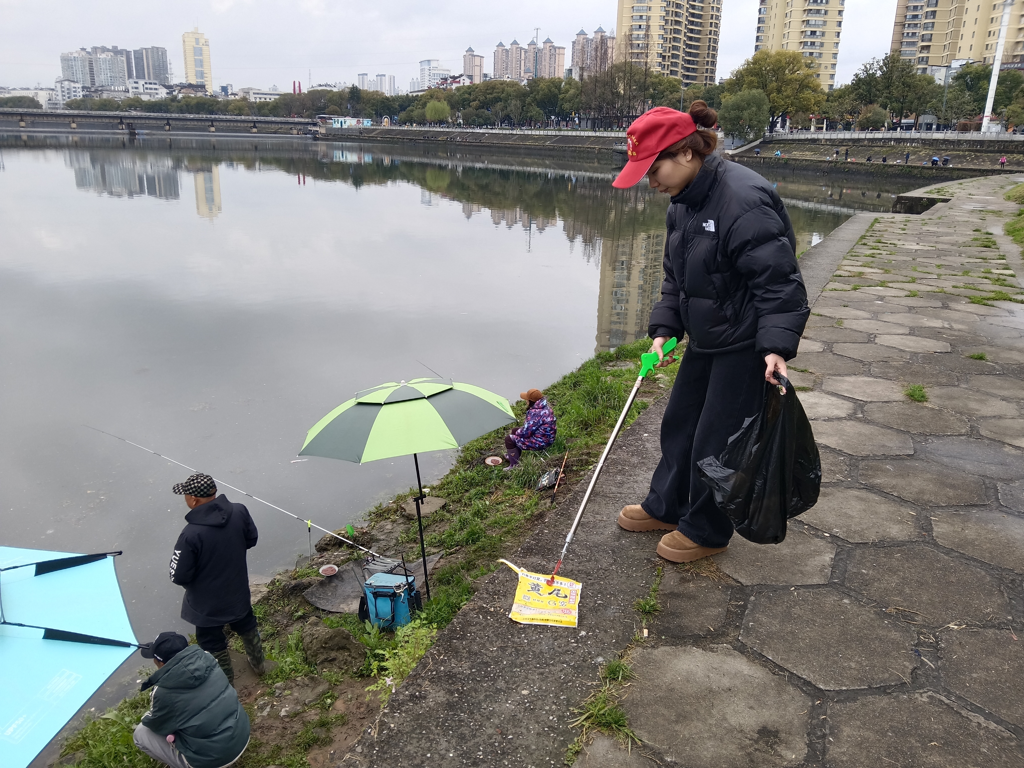 港虹社区：守护河道碧水清波 共建宜居美好家园