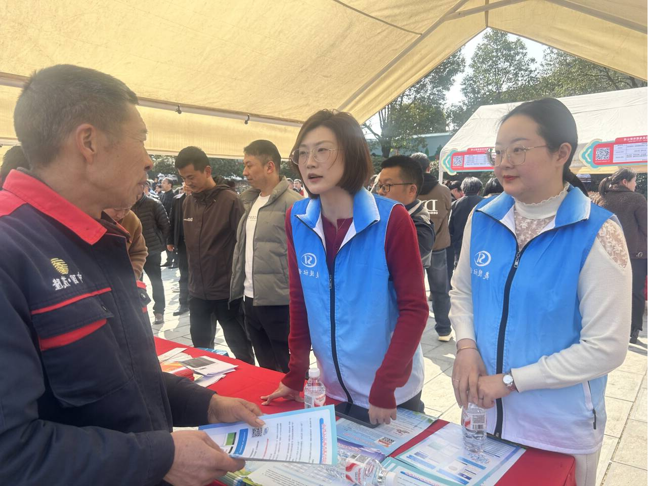 暖心服务不打烊 政策宣讲不停档——夷陵区人社局开展社保服务进万家活动