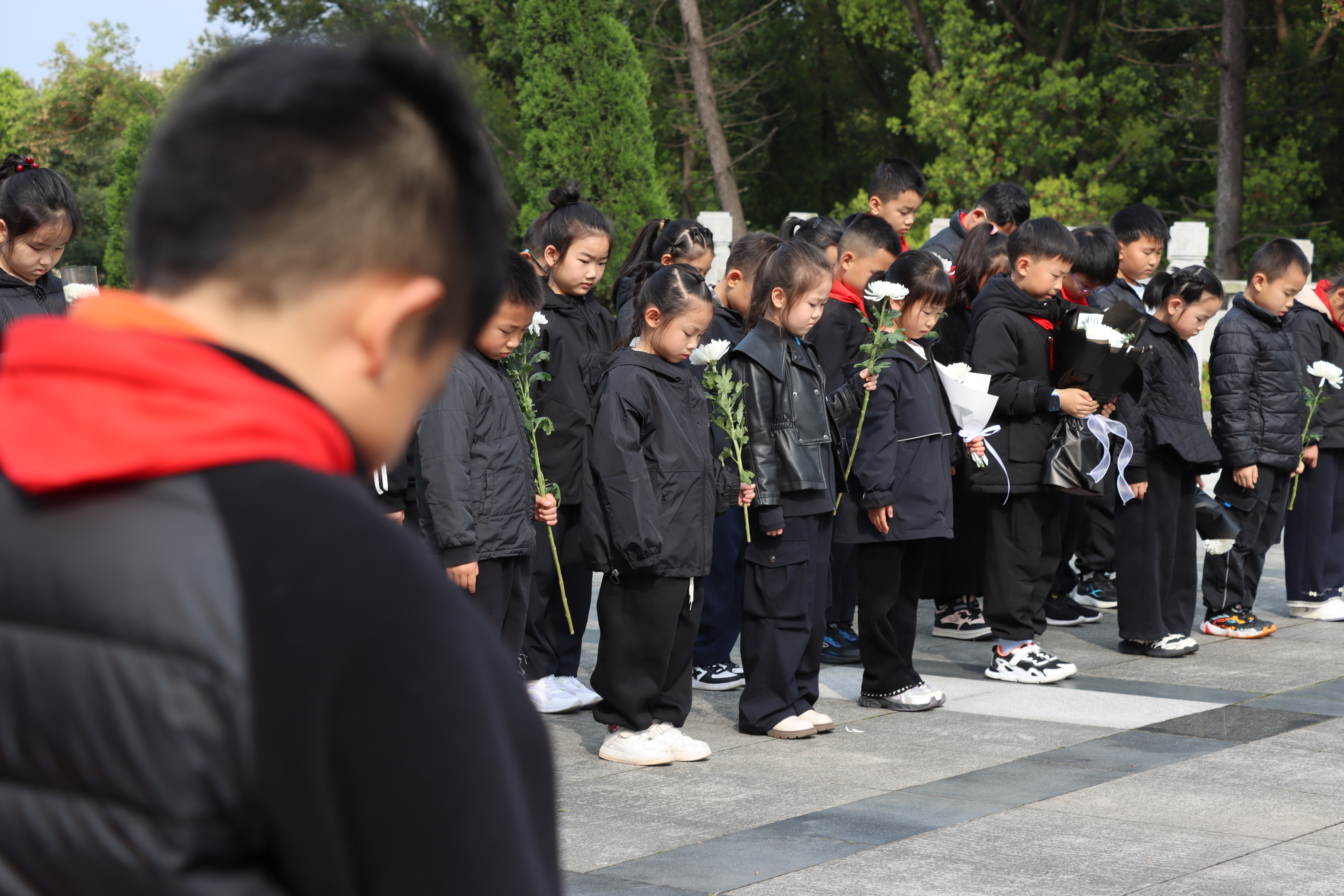 春风祭英魂 童心传薪火——平湖小学开展清明祭英烈活动