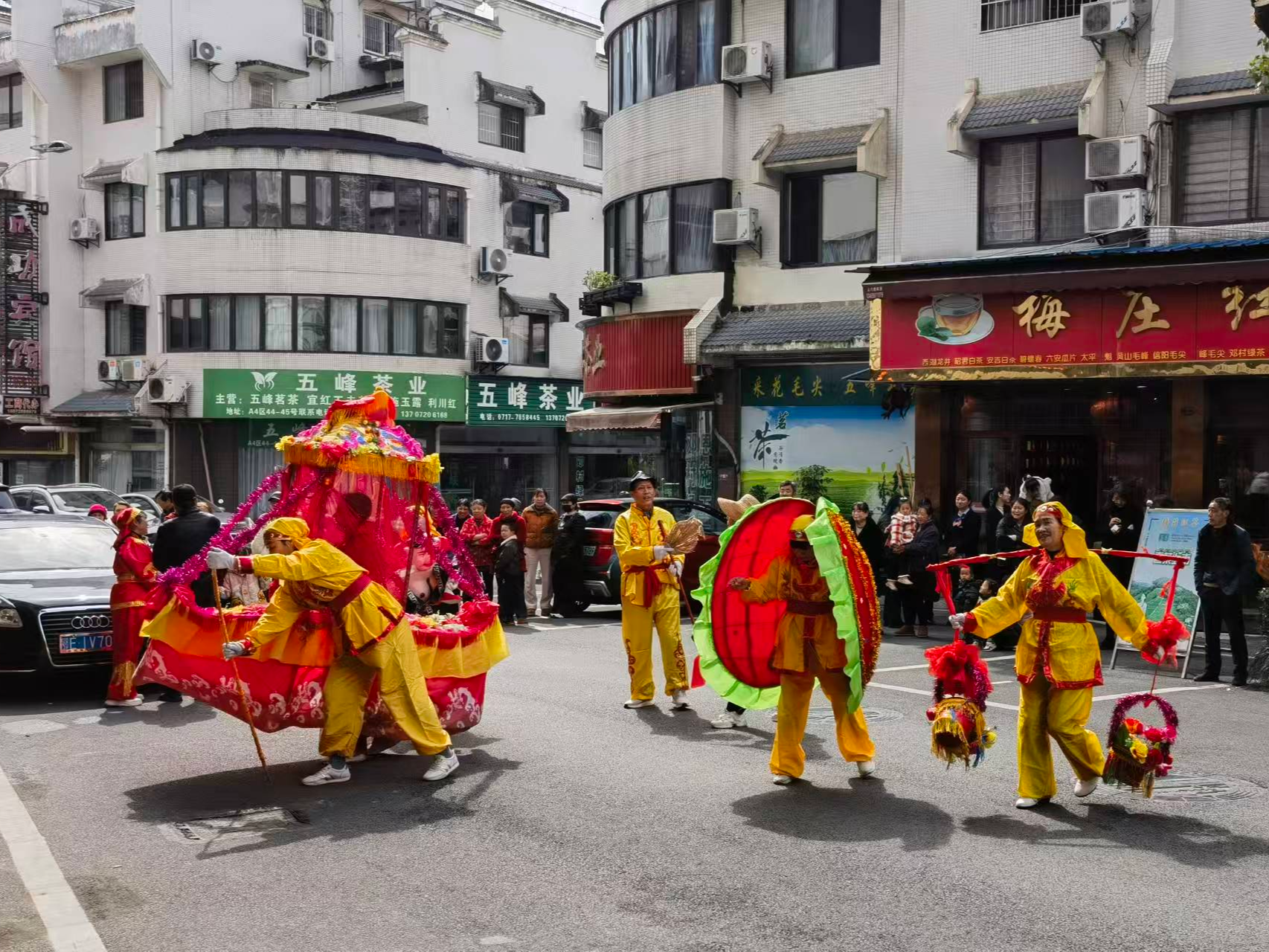 港虹社区：闹元宵舞狮献瑞 聚民心共庆佳节