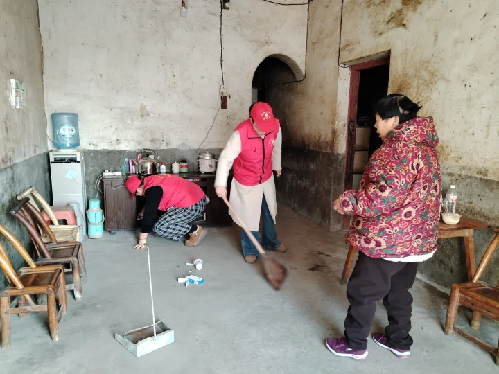 港虹社区：慰问独居老人 践行雷锋精神