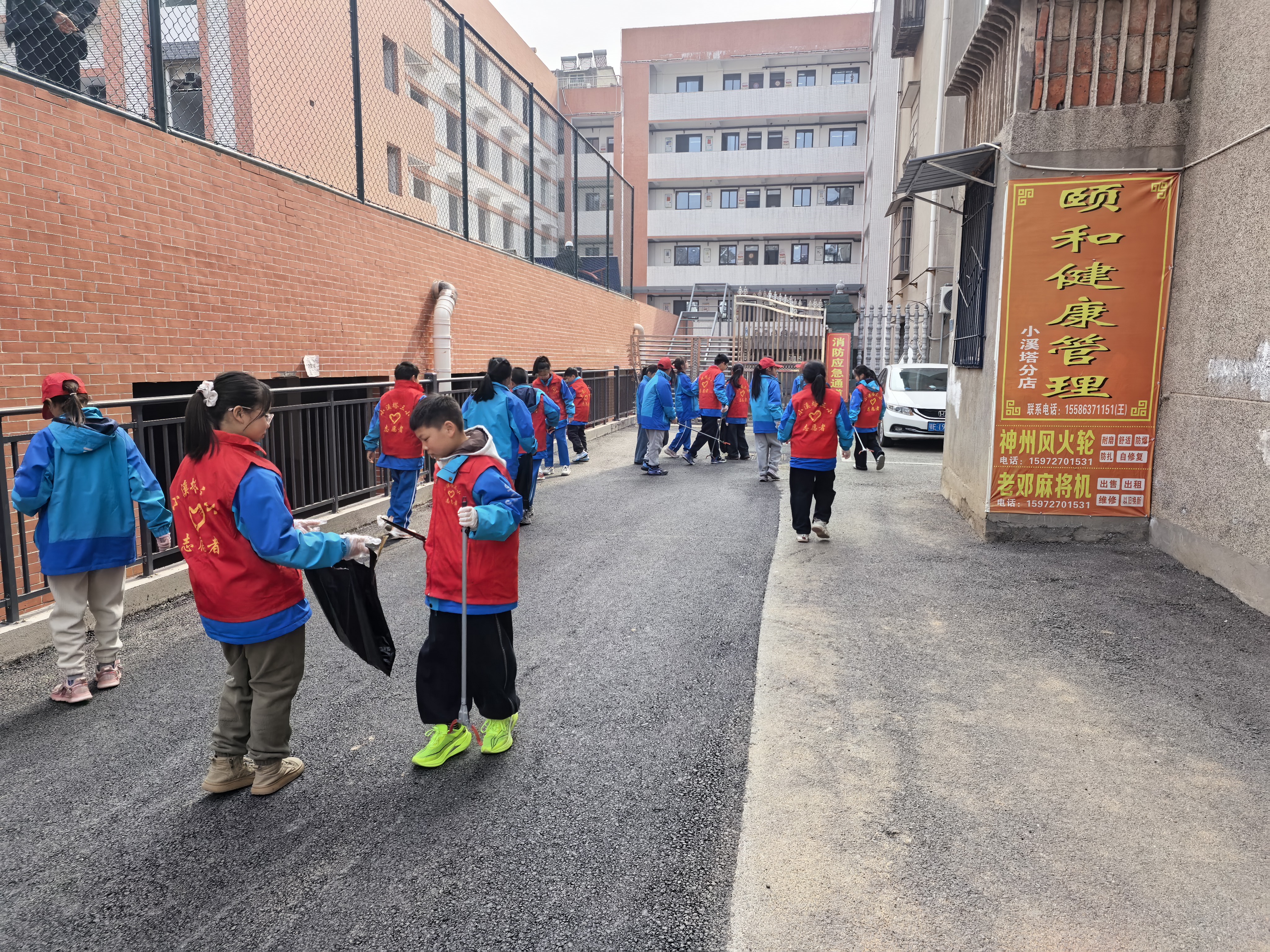 小溪塔三小：学雷锋践行动 美环境树新风