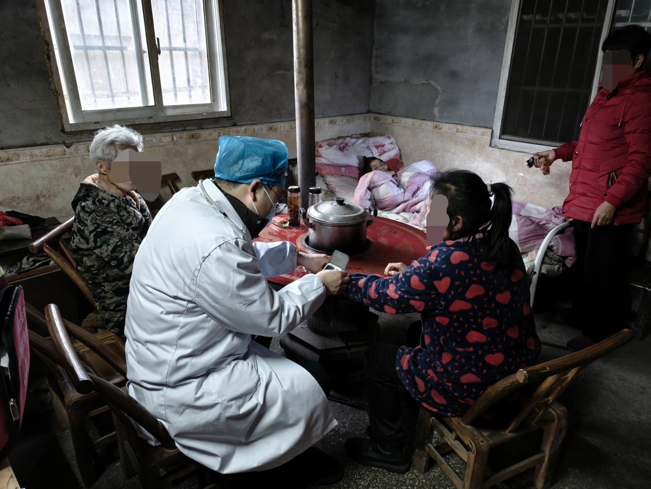 邓村乡卫生院：冒雨进山送关怀 精准护理解癌痛