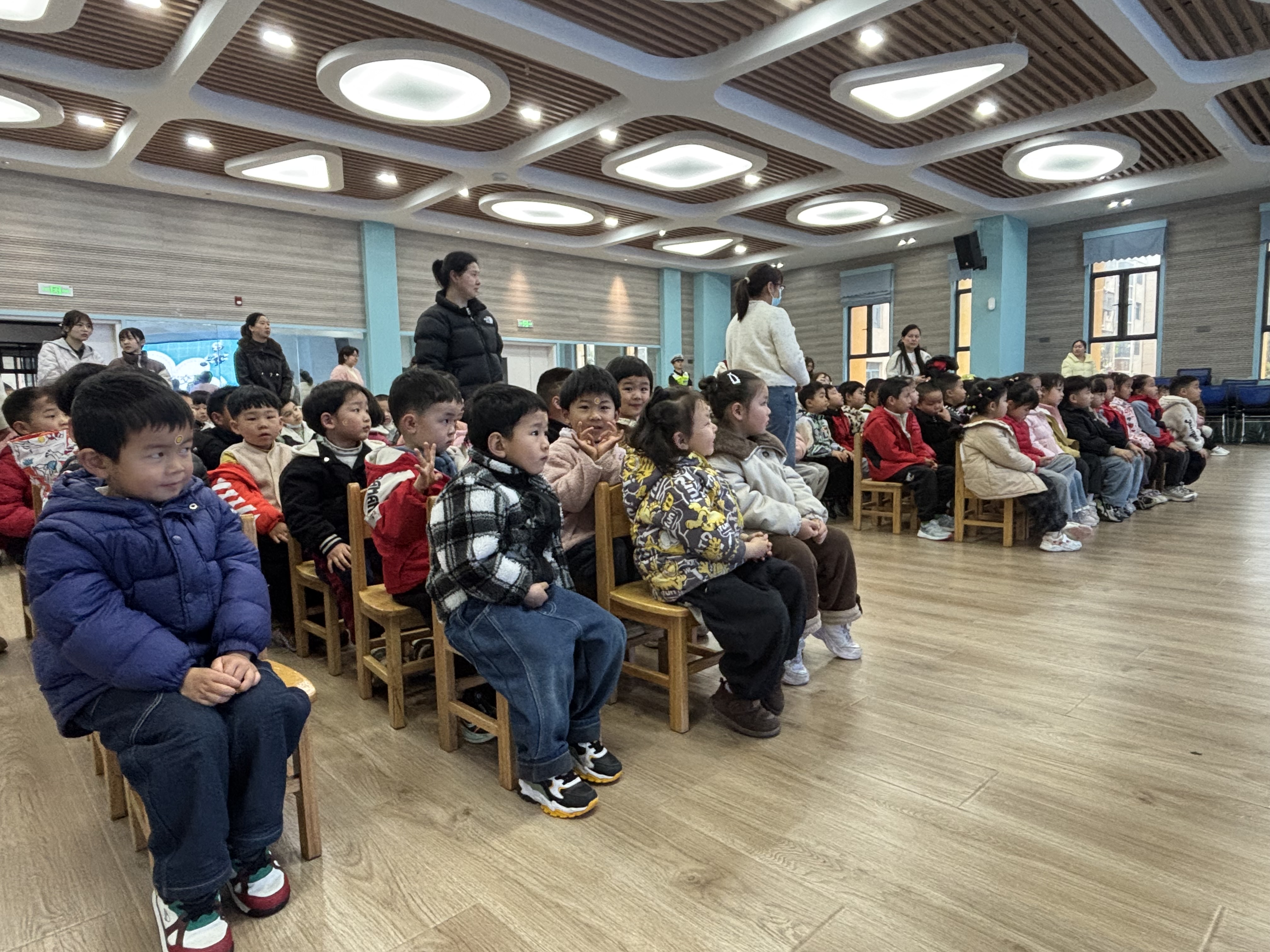 警园携手：交通安全知识“童”行