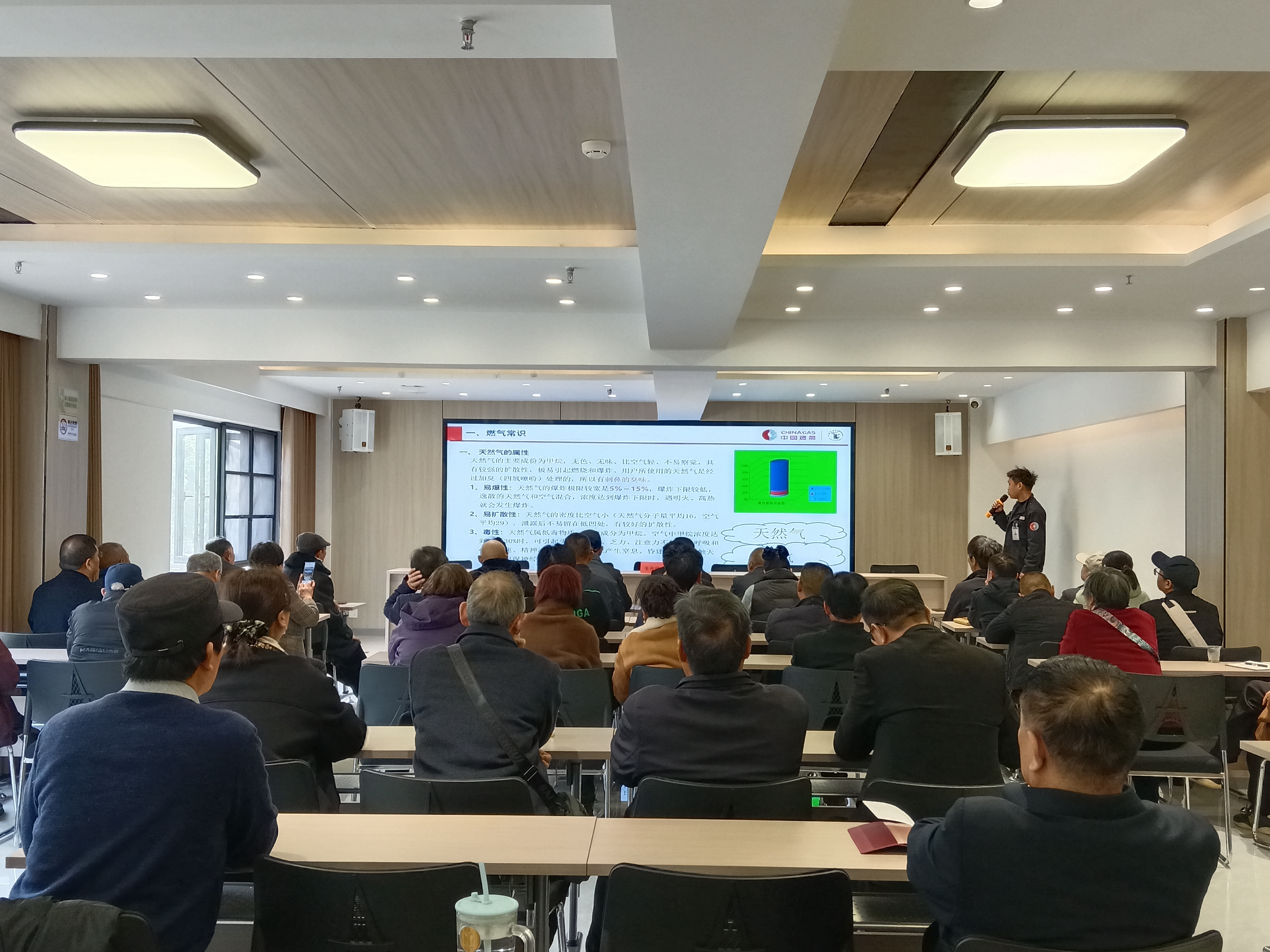 港虹社区：燃气宣传进社区 党员共学保平安