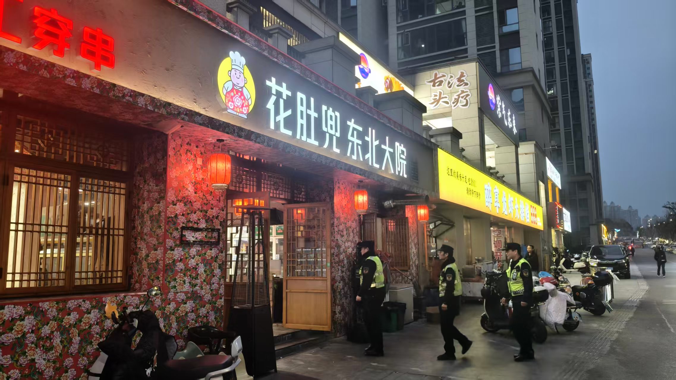 夜查油烟不松懈 路长履职护环境