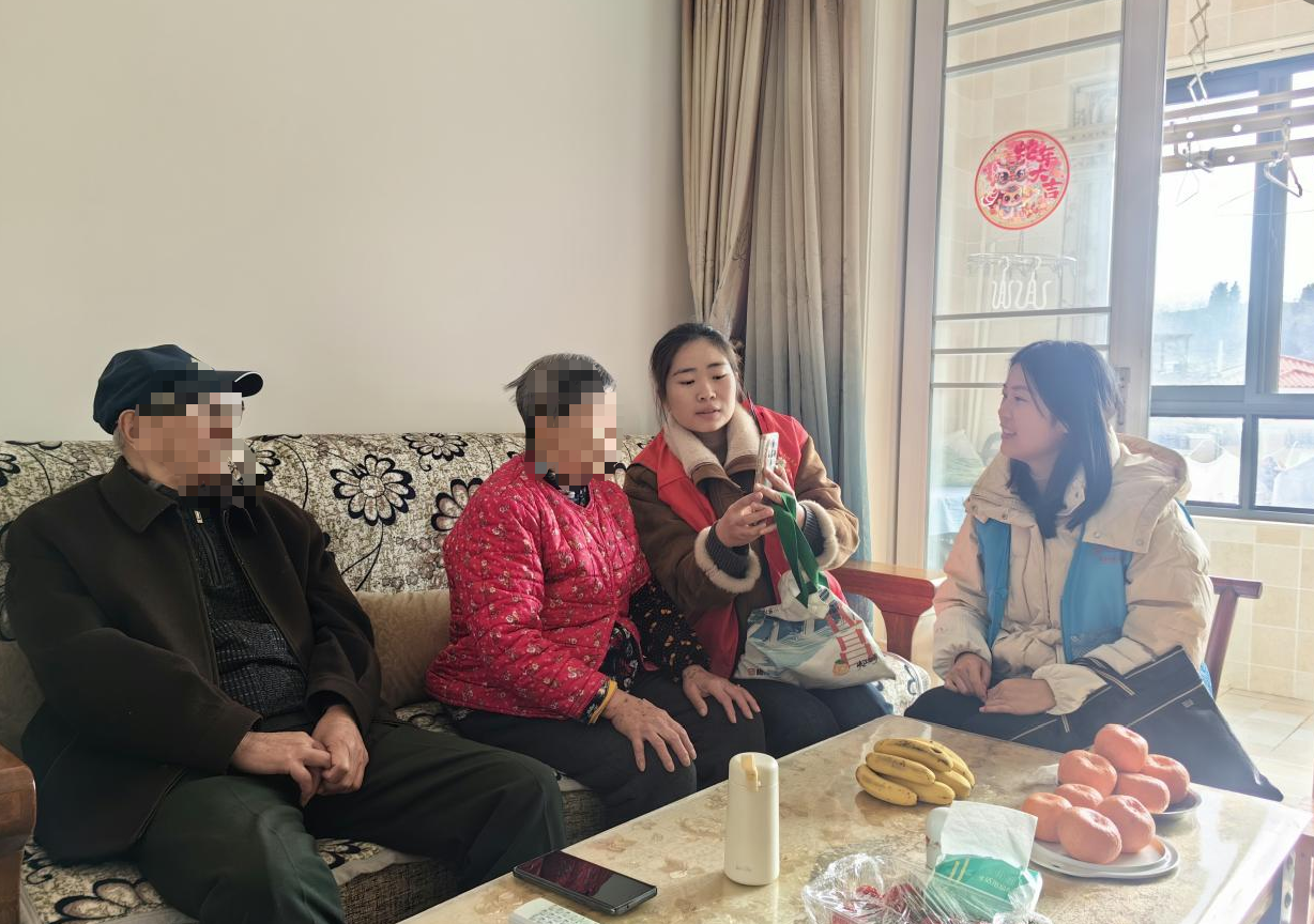 锦湖社区：上门认证暖民心 贴心服务护高龄