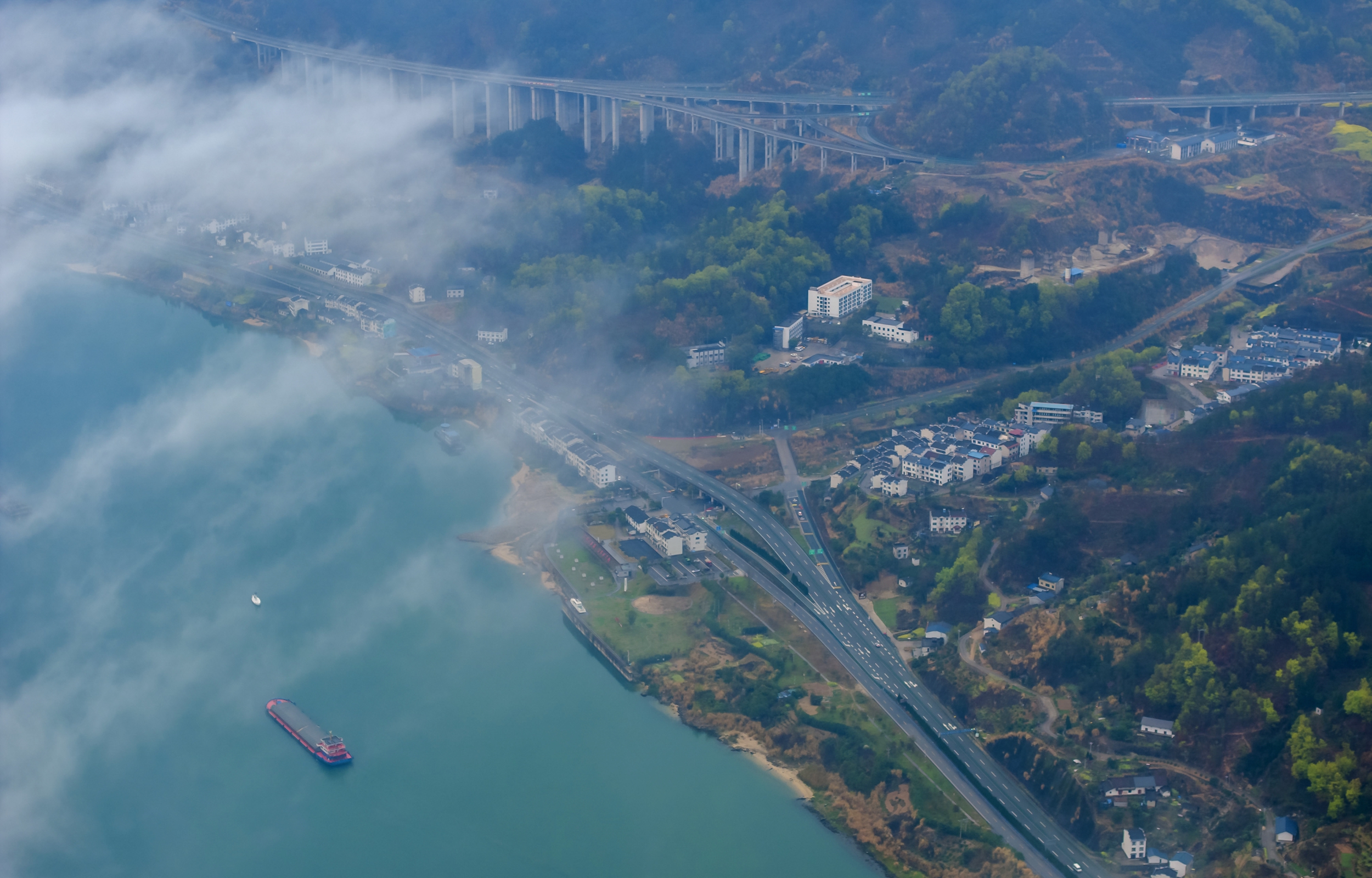 三月雾漫乐天溪 三峡江段绘就生态壮景