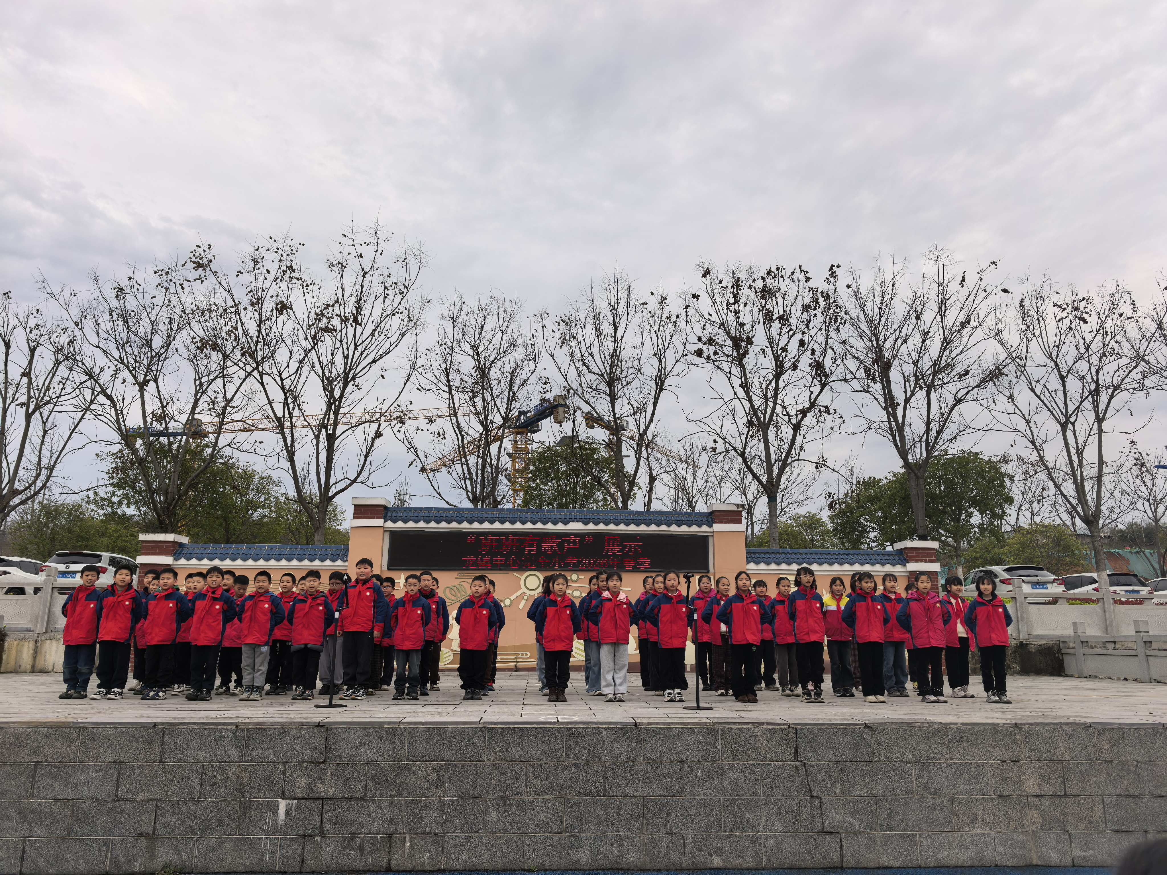 龙镇小学：歌声润童心 爱意满校园