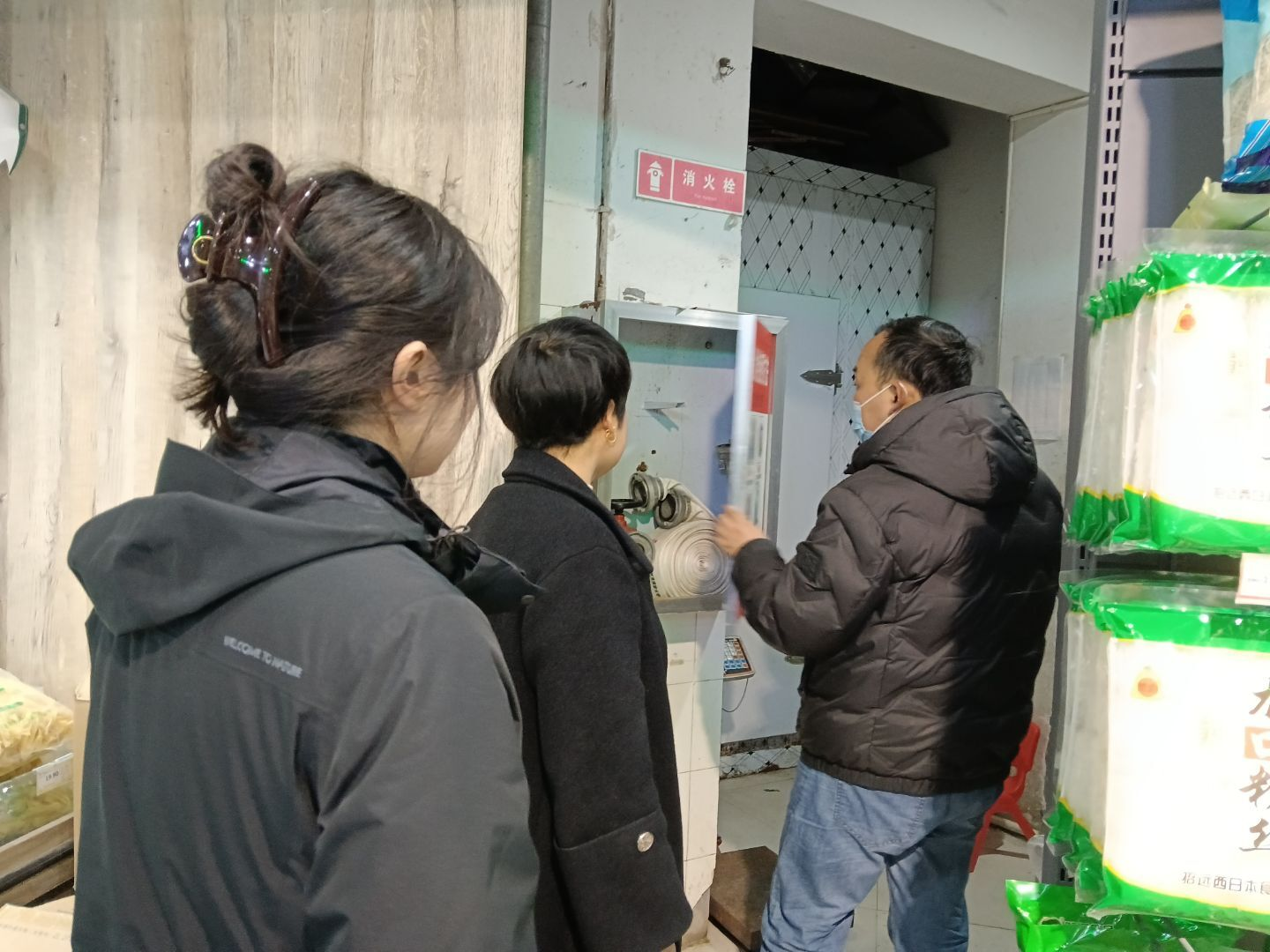 平湖社区：排查隐患守安全 规范经营护平安