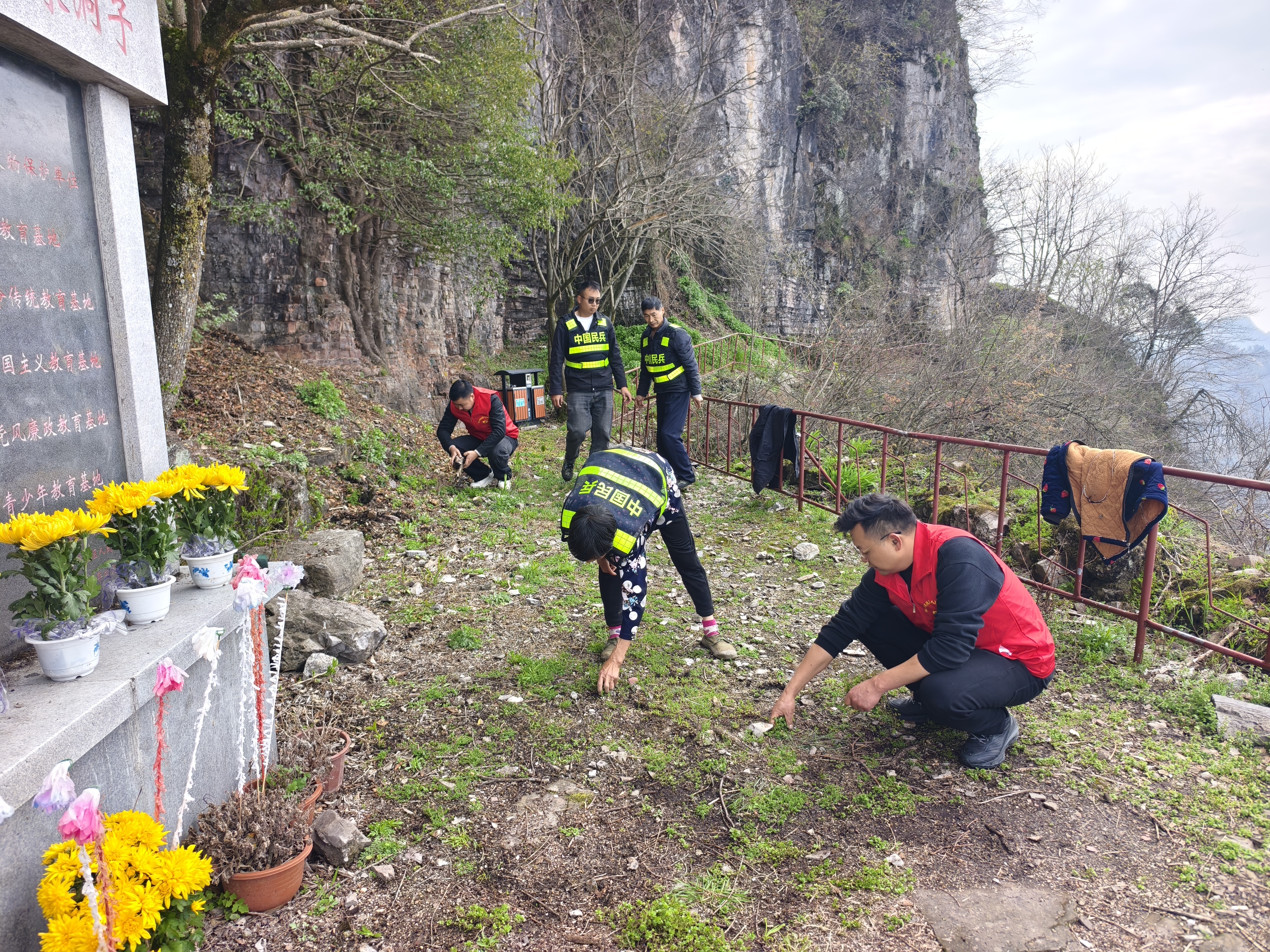 缅怀革命先烈 赓续红色血脉——邓村乡开展清明祭奠英烈主题活动