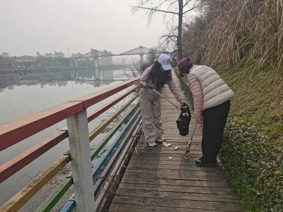 峡江社区：巡河护河 清理垃圾美化环境