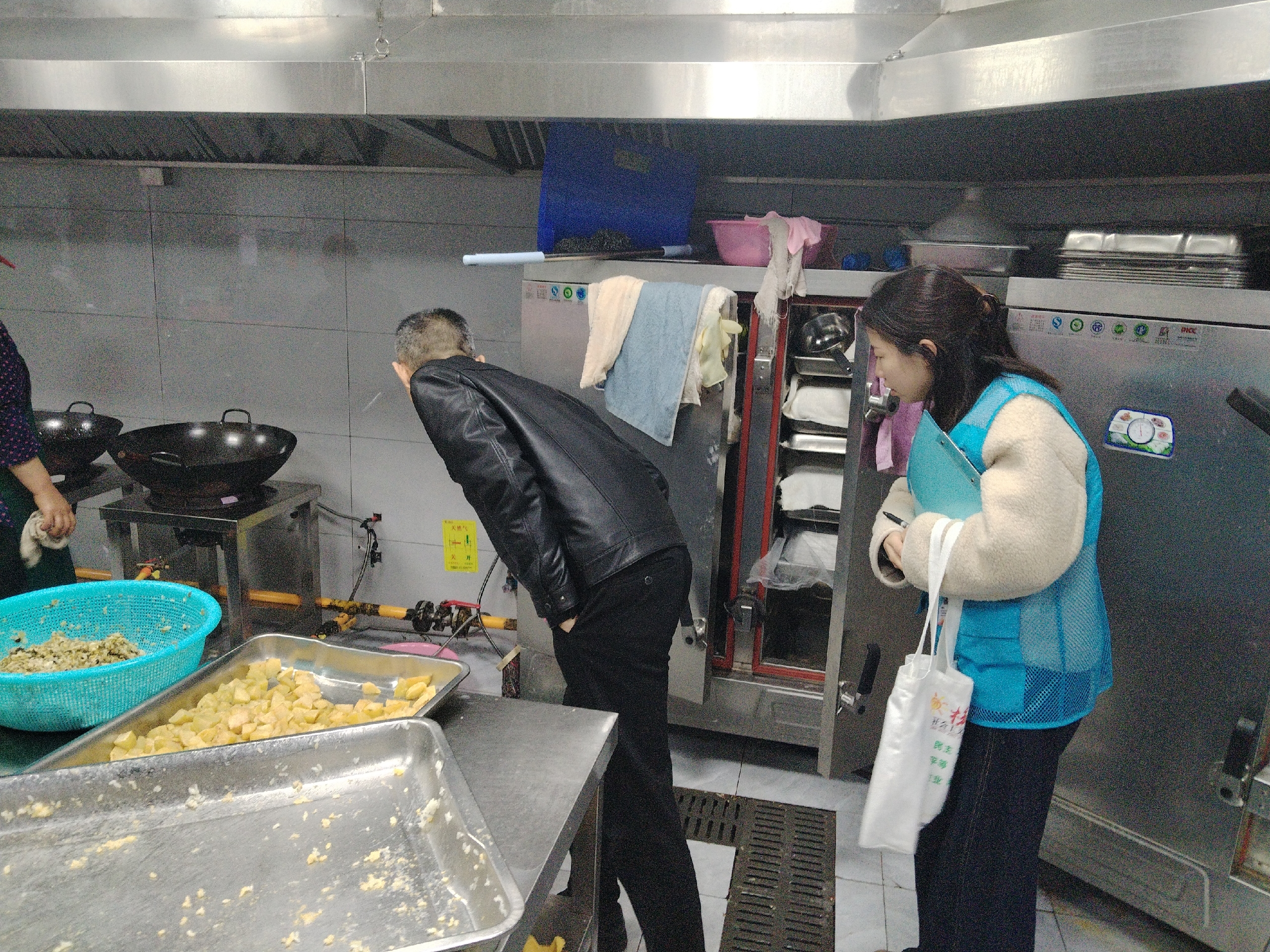 绿洲社区：燃气宣传进商铺 安全防线筑心间