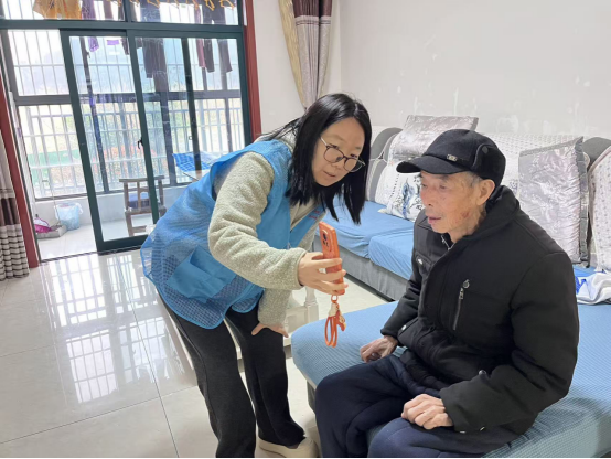 郭家湾村主动上门为老人办理养老资格认证