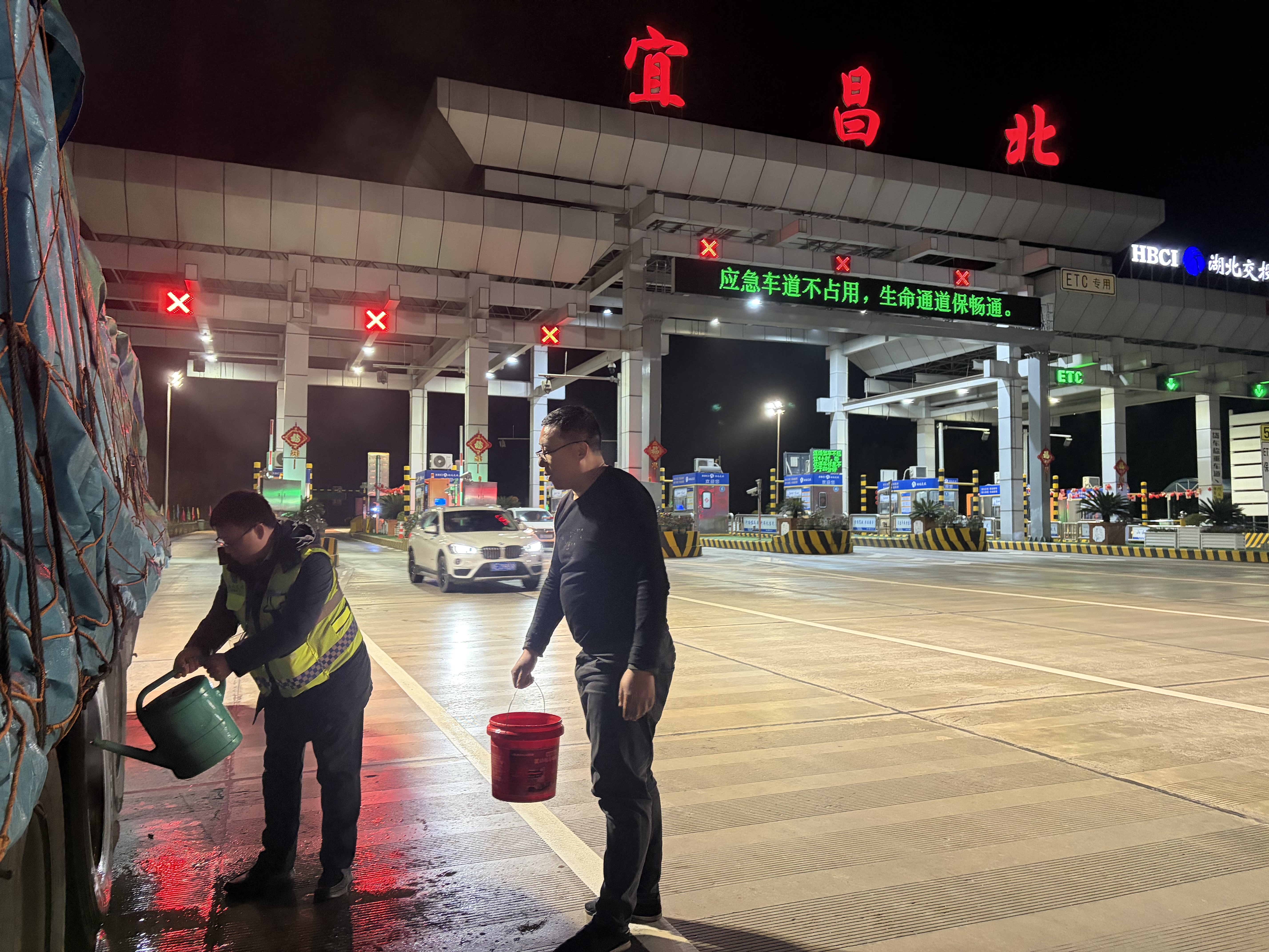 宜昌北收费站：化身“消防员” 紧急救援事故车辆