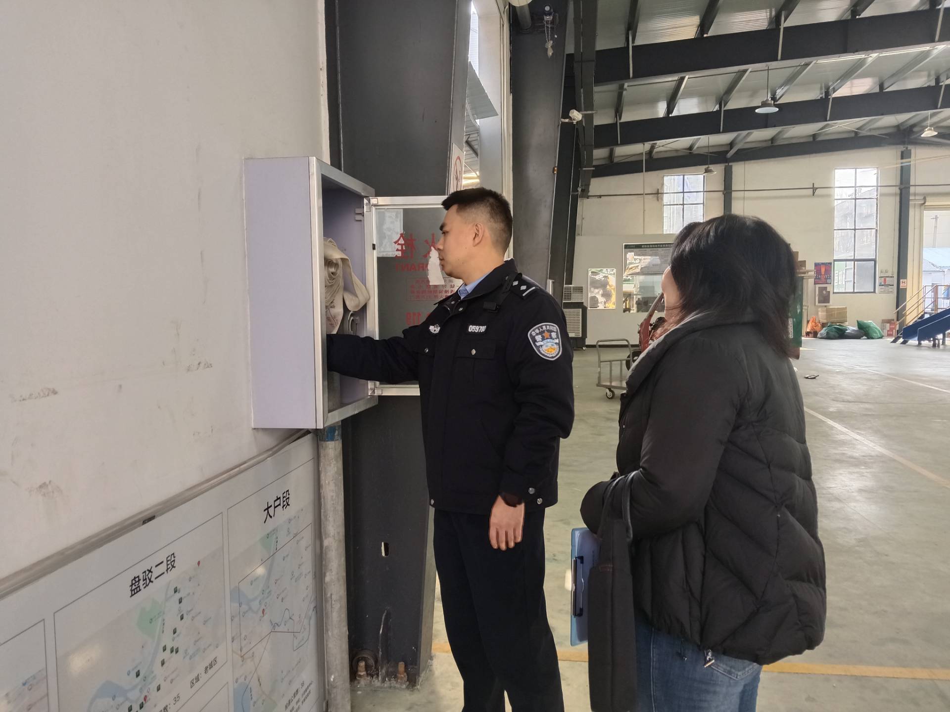 警社联动筑防线 护航寄递保平安