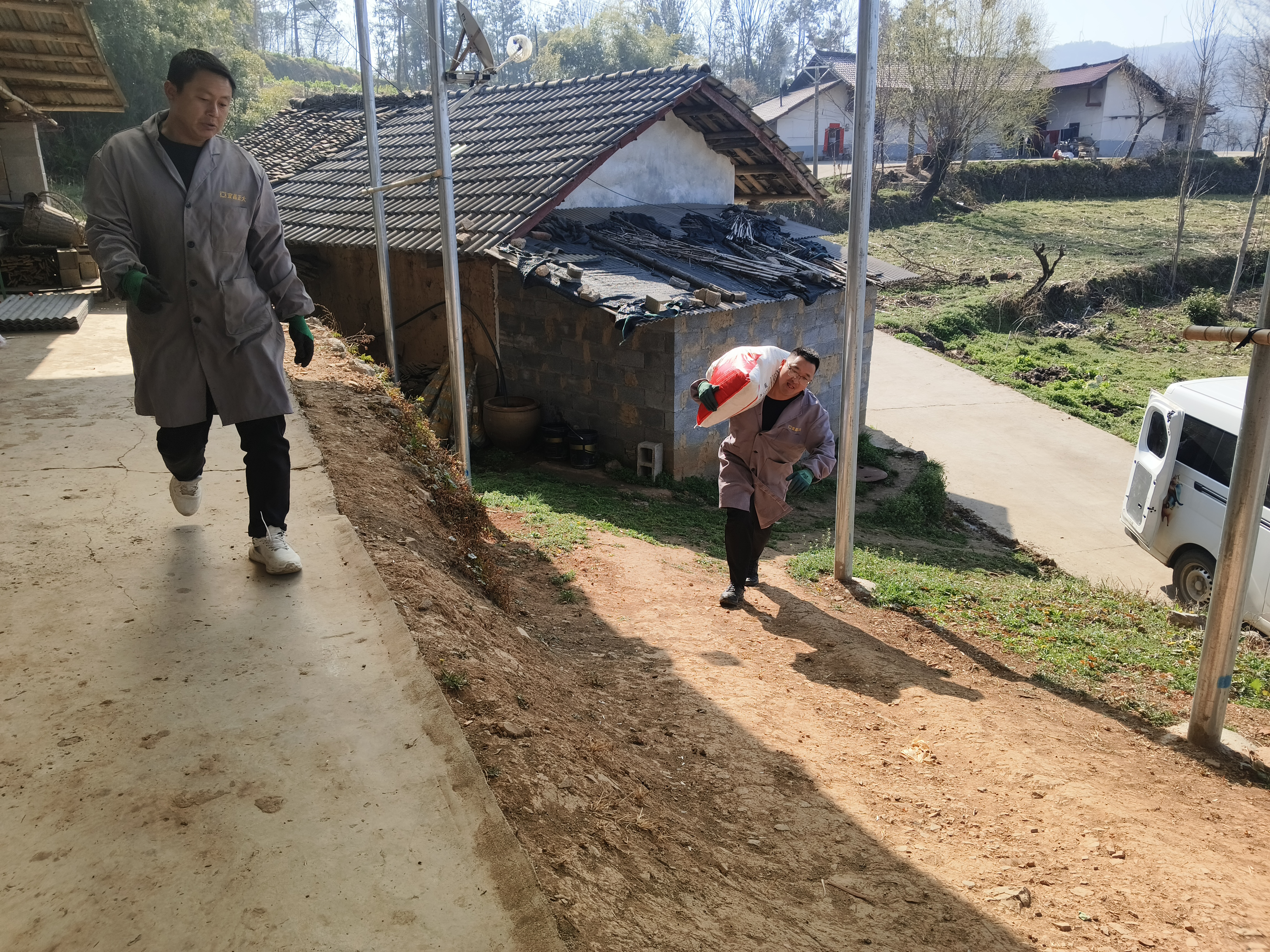 春耕入户送肥忙 干群连心暖山乡