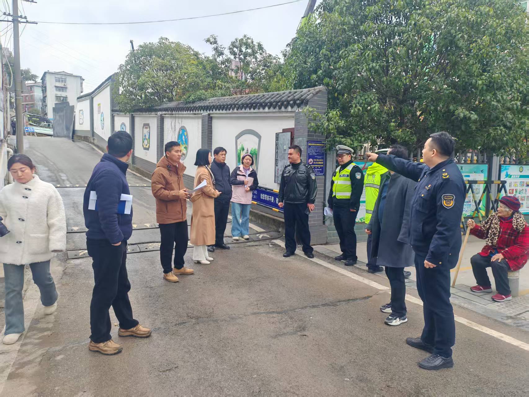 区综合执法局开展“护蕾行动”护航春季开学